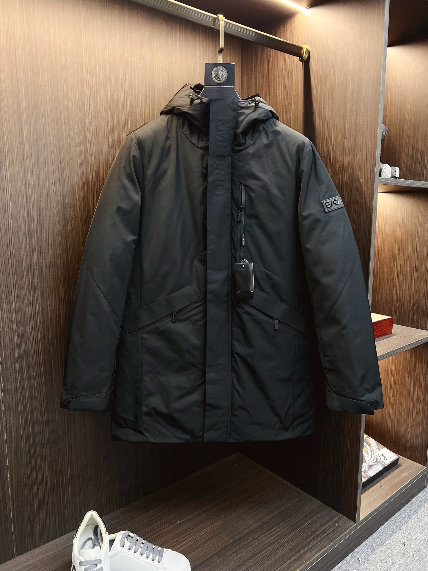 NO:647941,EA25FW new autumn and winter black densely woven fiber hooded down jacket, men's mid-length zipper down jacket with three-dimensional embossed logo on the placket! Trading company channels are rare and available on the official website simultaneously! A winter masterpiece that combines many advantages. With its unique design and excellent performance, it has become a caring partner for many consumers in the cold season! This down jacket is made of custom-made black high-density polyester fiber. High-density polyester fiber has extraordinary properties. It is extremely wear-resistant and scratch-resistant. It can easily cope with various conditions and always maintain a new appearance, as if time has slowed down on it! And its windproof effect is very significant. When the biting cold wind is whistling, when this down jacket wraps you tightly, it is like an invisible barrier, blocking the cold wind, so that you can still feel warm and comfortable in the cold wind! The interior is filled with European standard goose down, which has a very high filling capacity. Every inch of space is filled with soft and warm goose down! When you put it on, you won't have the awkward feeling of being constrained by heavy clothes. Instead, you can move freely. Whether you are strolling on the streets after snow or doing some simple outdoor activities, you can easily handle it! It is like a warm nest, wrapping your body tightly, insulating the cold, continuously keeping you warm and locking in temperature, so that you can always stay warm in the cold winter! The detailed design highlights the unique charm of the brand. The carefully crafted three-dimensional embossed logo on the placket is particularly eye-catching, and the rubber nameplate badge on the sleeve arm echoes the three-dimensional embossed logo on the placket, forming a unique visual beauty! Showing the brand's unique identity and high-end quality, you can be recognized as a loyal fan of EA in the crowd at a glance! The logo print with eagle elements on the back panel not only adds a sense of domineering and fashion to the entire down jacket, but also means that the wearer can soar freely in the winter sky like an eagle, without fear of the cold! The placket and pockets adopt a fully taped zipper opening and closing design, which not only enhances the overall fashion sense, but also has excellent performance in practicality! Its sealing is excellent, which can effectively prevent cold wind from pouring in, further improving the thermal insulation effect! Mid-length hooded design, the length of the mid-length is just right, it can cover the thigh area, provide you with more comprehensive warmth, and it will not look too long because it is too long! The hooded design adds practical warmth to you in the cold winter. When the cold wind blows, you can put on the hat to protect your head and immerse your whole body in warmth! Sizes M-XXL M size shoulder width 45cm - bust 108cm - dress length 81cm - sleeve length 62cm L size shoulder width 46cm - chest circumference 114cm - dress length 83cm - sleeve length 63cm Size recommendation (standard version) Height 174-jin, try on size L which is suitable! Boys weighing less than 100 pounds should choose M size, -145 pounds should choose L size, 145-162 pounds should choose XL size, and 162-180 pounds should choose XL size! ,,jackets & coats,jackets & coats,down jacket,hats,alexander wang19860909EA25FW秋冬新款黑色密织纤维连帽羽绒夹克,男士门襟立体浮雕标识中长款拉链羽绒服夹克外套！贸易公司渠道稀出,同步官网发售！一款集众多优点于一身的冬日佳作,它以独特的设计、卓越的性能,成为众多消费者在寒冷季节里的贴心伙伴！ 该羽绒服选用客供定制黑色高密度聚酯纤维材质,高密度聚酯纤维有着非凡的特性,它极其耐磨防刮,轻松应对各种状况,始终保持如新的外观,仿佛时间在它身上都放慢了脚步！而且它的防风效果十分显著,凛冽的寒风呼啸而来,当这件羽绒服紧紧包裹住你时,就像有一道无形的屏障,将寒冷的风阻挡在外,让你在寒风中依然能感受到温暖与舒适！内里填充的是欧标鹅绒,充绒量极高,每一寸空间都被柔软而温暖的鹅绒填满！穿上不会有那种被厚重衣物束缚的笨拙感,反而能行动自如,无论是漫步在雪后的街头,还是进行一些简单的户外活动,都能轻松应对！它就像一个温暖的小窝,将你的身体紧紧包裹,把寒冷隔绝在外,持续地为你保暖锁温,让你在寒冷的冬日里始终保持温暖！ 细节设计更是彰显了品牌的独特魅力,门襟精心打造的立体浮雕标识格外引人注目,而袖臂上的橡胶铭牌徽章,与门襟处的立体浮雕标识相互呼应,形成了一种独特的视觉美感！展现着品牌的独特身份和高端品质,让你在人群中一眼就能被认出是EA的忠实拥趸！后幅有着老鹰元素的标识印花,不仅为整件羽绒服增添了一份霸气和时尚感,更寓意着穿着者能够像老鹰一样,在冬日的天空中自由翱翔,无畏寒冷！门襟及插袋处采用了全压胶拉链开合设计,不仅提升了整体的时尚感,更在实用性上有着出色的表现！它的密封性极好,能够有效防止冷风灌入,进一步提升保暖效果！中长款连帽版型设计,中长款的长度恰到好处,既能覆盖到大腿部位,为你提供更全面的保暖,又不会因为过长而显得拖沓！连帽的设计更是在寒冷的冬日里为你增添了一份实用的温暖,当寒风吹起你可以戴上帽子,将头部也保护起来,让全身都沉浸在温暖之中！尺码M-XXL M码肩宽45cm-胸围108cm-衣长81cm-袖长62cm  L码肩宽46cm-胸围114cm-衣长83cm-袖长63cm  XL码肩宽48cm-胸围120cm-衣长85cm-袖长64cm  XXL码肩宽50cm-胸围126cm-衣长87cm-袖长66cm  尺码推荐（标准版型） 身高174-斤,试穿L码合适！ 男生体重斤以内选择M码,-145斤选择L码,145-162斤选择XL码,162-180斤选择XL码！,,jackets & coats,jackets & coats,down jacket,hats,alexander wang,Men's clothing