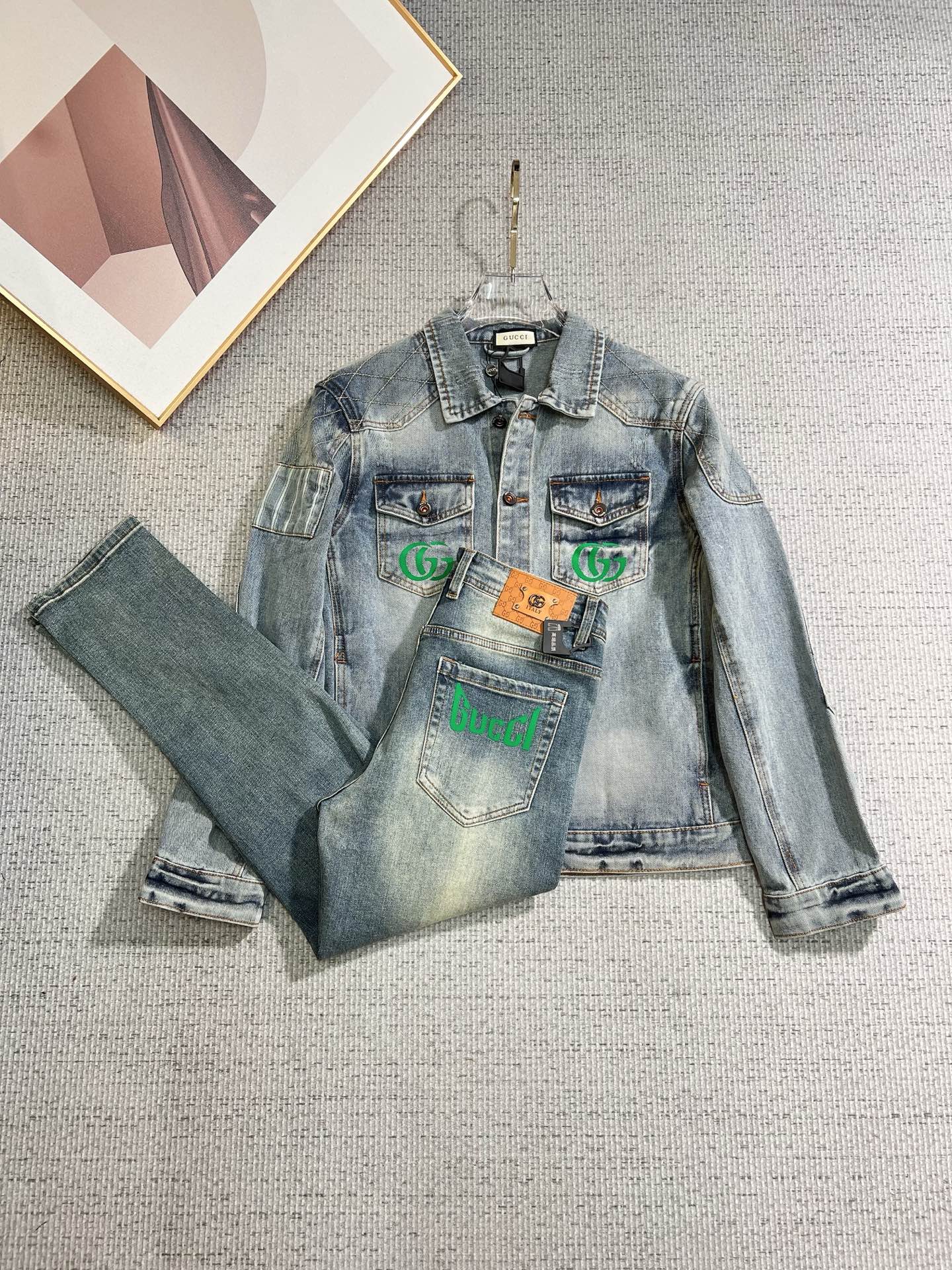 NO:661926,GUCCI Gucci's exclusive denim suit of the same style in the autumn and winter new counters can be sold separately, breathable, comfortable and casual!  Full of high-end feel!  The details are exquisite and high-end, and the workmanship is impeccable!  The original high-end fabric is very high-end!  The fabric is soft, delicate and comfortable, moisture-absorbent, quick-drying and breathable, neat and stylish. Top M-3XL, pants 29-36,,gucci, 19860909GUCCI 古奇 独家专供秋冬新款专柜同款牛仔套装 可单卖,透气舒适休闲！高级感满满！细节精致高档,做工无可挑剔！原版高端面料很显高级！面料柔软细腻舒适 吸湿速干透气,利落有型.上衣M—3XL、裤子29-36,,gucci, ,Men's clothing