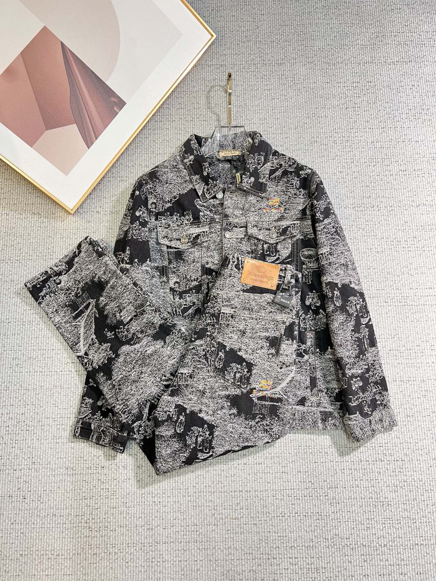 NO:661929,Balenciaga exclusively sells the same style denim suits in the autumn and winter new counters. They can be sold separately, breathable, comfortable and casual!  Full of high-end feel!  The details are exquisite and high-end, and the workmanship is impeccable!  The original high-end fabric is very high-end!  The fabric is soft, delicate and comfortable, moisture-absorbent, quick-drying and breathable, neat and stylish. Top M-3XL, pants 29-36, balenciaga,  19860909巴黎世家 独家专供秋冬新款专柜同款牛仔套装 可单卖,透气舒适休闲！高级感满满！细节精致高档,做工无可挑剔！原版高端面料很显高级！面料柔软细腻舒适 吸湿速干透气,利落有型.上衣M—3XL、裤子29-36,,balenciaga, ,Men's clothing