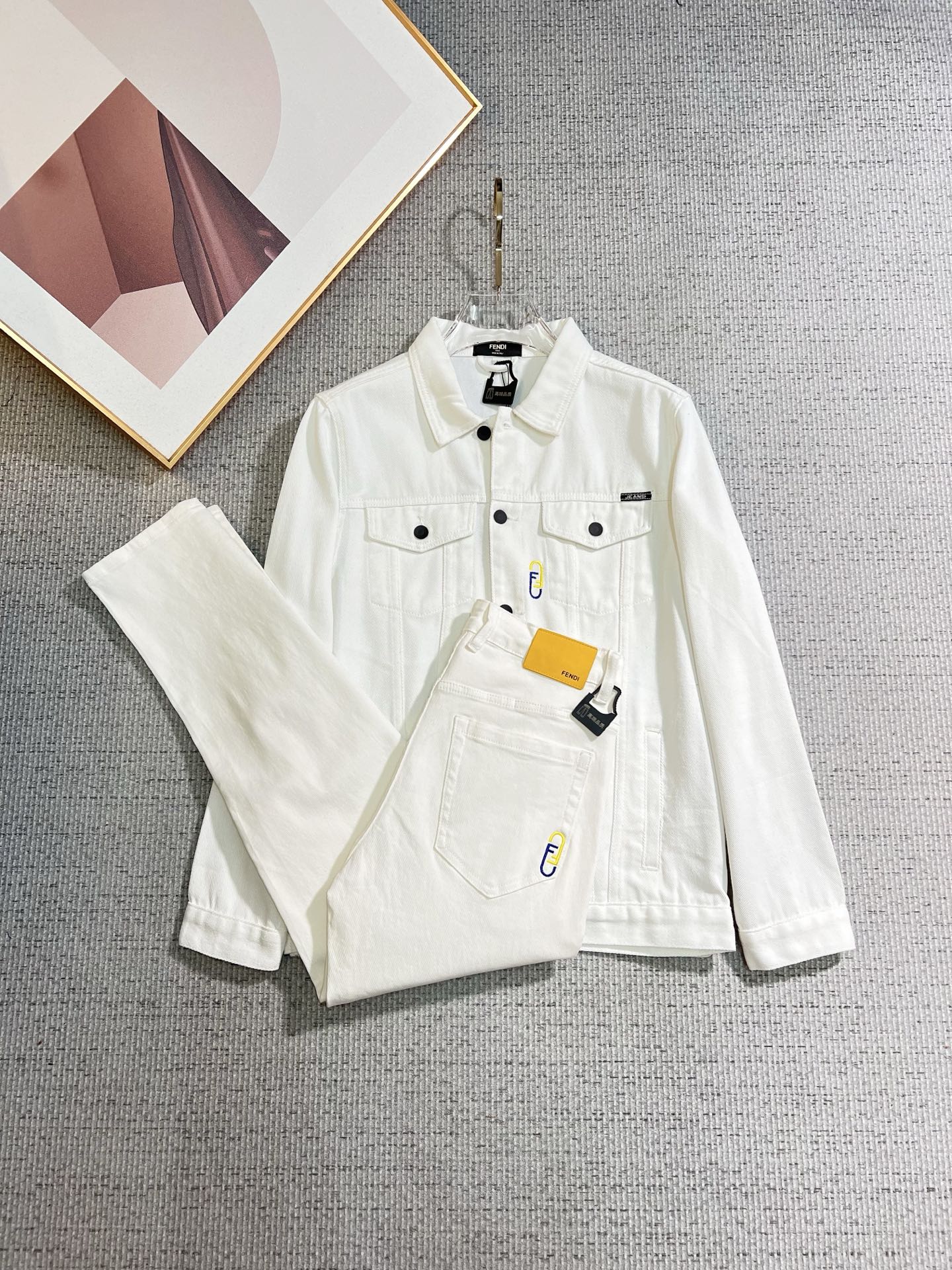 NO:661930,FENDI Fendi's exclusive denim suit of the same style in the autumn and winter new counters can be sold separately, breathable, comfortable and casual!  Full of high-end feel!  The details are exquisite and high-end, and the workmanship is impeccable!  The original high-end fabric is very high-end!  The fabric is soft, delicate and comfortable, moisture-absorbent, quick-drying and breathable, neat and stylish. Top M-3XL, pants 29-36,,fendi,fendi, 19860909FENDI 芬迪 独家专供秋冬新款专柜同款牛仔套装 可单卖,透气舒适休闲！高级感满满！细节精致高档,做工无可挑剔！原版高端面料很显高级！面料柔软细腻舒适 吸湿速干透气,利落有型.上衣M—3XL、裤子29-36,,fendi,fendi, ,Men's clothing