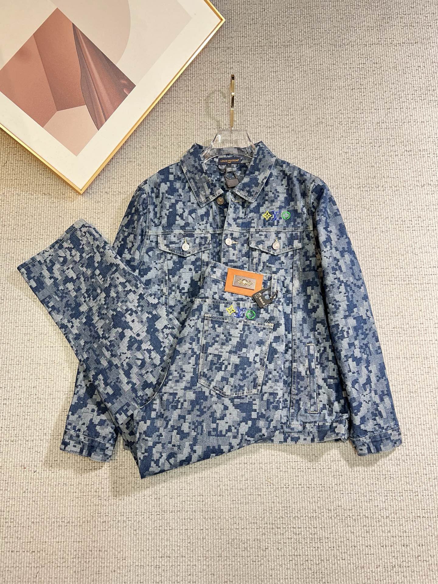 NO:712465,[Supports exchange after the new year] LV’s exclusive denim suit for autumn and winter new models can be sold separately, breathable, comfortable and casual!  Full of high-end feel!  The details are exquisite and high-end, and the workmanship is impeccable!  The original high-end fabric is very high-end!  The fabric is soft, delicate and comfortable, moisture-absorbent, quick-drying and breathable, neat and stylish. Top M-3XL, pants 29-38,, louis vuitton,19860909【支持年后退换】LV 独家专供秋冬新款专柜同款牛仔套装 可单卖,透气舒适休闲！高级感满满！细节精致高档,做工无可挑剔！原版高端面料很显高级！面料柔软细腻舒适 吸湿速干透气,利落有型.上衣M—3XL、裤子29-38,,louis vuitton,,Men's clothing