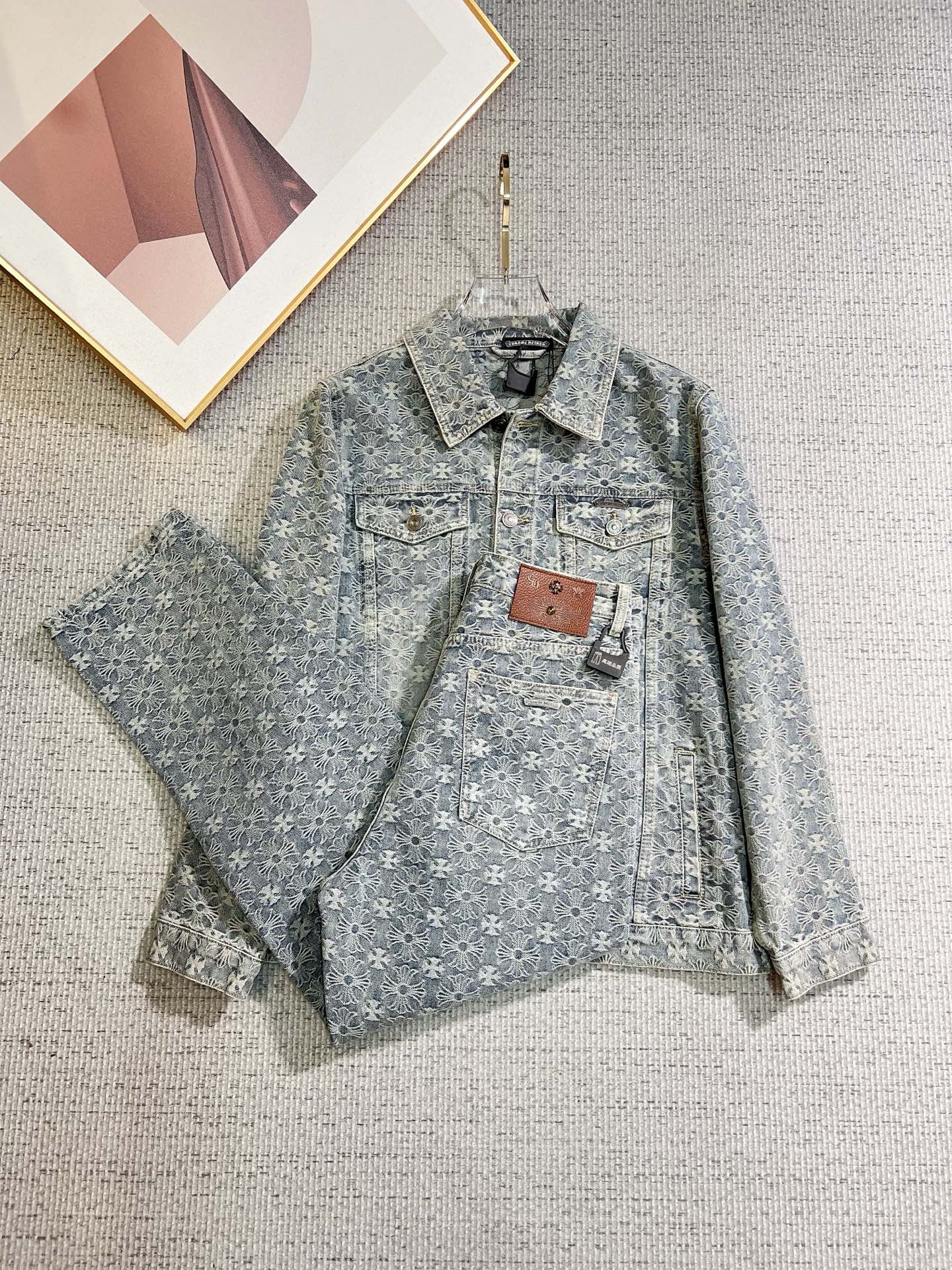 NO:661945,Kroxin exclusively sells the same style denim suits in the autumn and winter new counters. They can be sold individually, breathable, comfortable and casual!  Full of high-end feel!  The details are exquisite and high-end, and the workmanship is impeccable!  The original high-end fabric is very high-end!  The fabric is soft, delicate and comfortable, moisture-absorbent, quick-drying and breathable, neat and stylish. Top M-3XL, pants 29-36, chrome hearts,  19860909克罗心 独家专供秋冬新款专柜同款牛仔套装 可单卖,透气舒适休闲！高级感满满！细节精致高档,做工无可挑剔！原版高端面料很显高级！面料柔软细腻舒适 吸湿速干透气,利落有型.上衣M—3XL、裤子29-36,,chrome hearts, ,Men's clothing