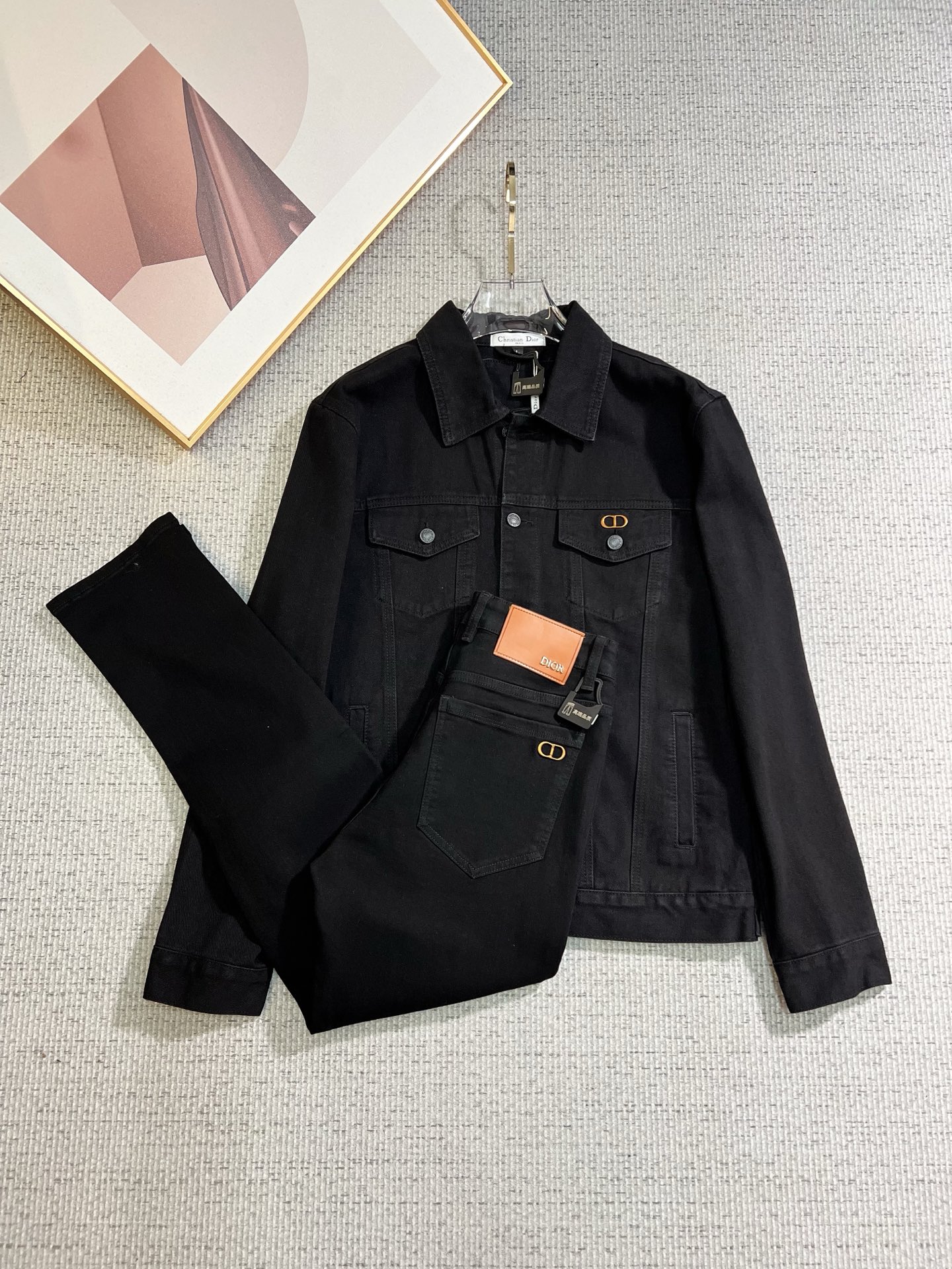 NO:661950,Dior exclusively sells the same denim suit for autumn and winter new styles in its counters. It can be sold separately. It is breathable, comfortable and casual!  Full of high-end feel!  The details are exquisite and high-end, and the workmanship is impeccable!  The original high-end fabric is very high-end!  The fabric is soft, delicate and comfortable, moisture-absorbent, quick-drying and breathable, neat and stylish. Top M-3XL, pants 29-36,, dior, dior,  19860909Dior 迪奥 独家专供秋冬新款专柜同款牛仔套装 可单卖,透气舒适休闲！高级感满满！细节精致高档,做工无可挑剔！原版高端面料很显高级！面料柔软细腻舒适 吸湿速干透气,利落有型.上衣M—3XL、裤子29-36,,dior,dior, ,Men's clothing