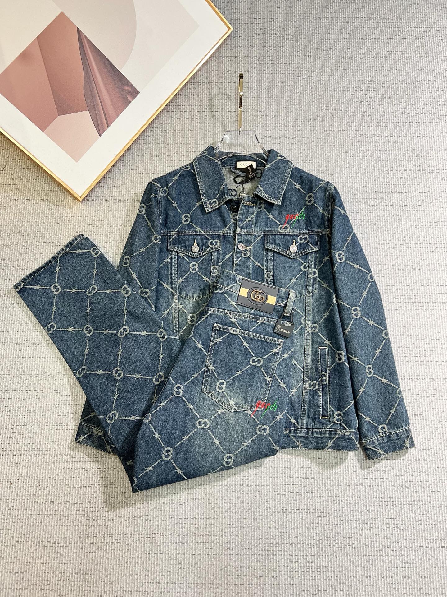 NO:661993,GUCCI Gucci's exclusive denim suit of the same style in the autumn and winter new counters can be sold separately, breathable, comfortable and casual!  Full of high-end feel!  The details are exquisite and high-end, and the workmanship is impeccable!  The original high-end fabric is very high-end!  The fabric is soft, delicate and comfortable, moisture-absorbent, quick-drying and breathable, neat and stylish. Top M-3XL, pants 29-36,,gucci, 19860909GUCCI 古奇 独家专供秋冬新款专柜同款牛仔套装 可单卖,透气舒适休闲！高级感满满！细节精致高档,做工无可挑剔！原版高端面料很显高级！面料柔软细腻舒适 吸湿速干透气,利落有型.上衣M—3XL、裤子29-36,,gucci, ,Men's clothing
