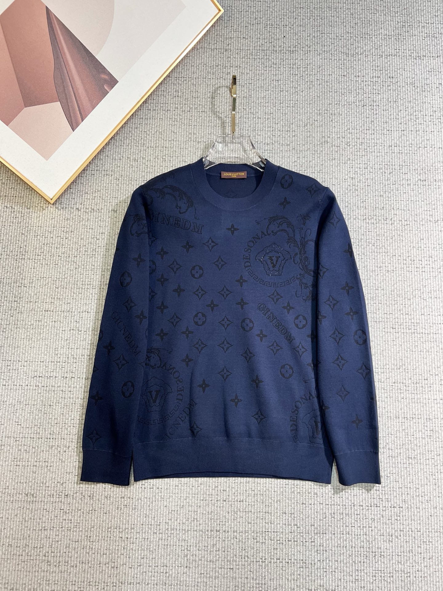 NO:650380,LV 2025 new knitted crew neck sweater, technical wool blended fabric, soft and comfortable, comfortable and breathable upper body, skin-friendly and non-irritating, unique design style, whether worn alone or matched, it is a versatile item, highlighting the personality of young people, extremely high-grade, and handsome upper body!  Size M-3XL,,louis vuitton,sweaters,alexander wang19860909LV 2025新品针织圆领毛衣,科技羊毛混纺面料,柔软舒适,上身舒适透气,亲肤不扎人,独特设计风格,无论是单穿还是搭配,都是百搭单品,彰显了年轻人的个性,档次极高,上身帅气十足！码数M-3XL,,louis vuitton,sweaters,alexander wang,Men's clothing