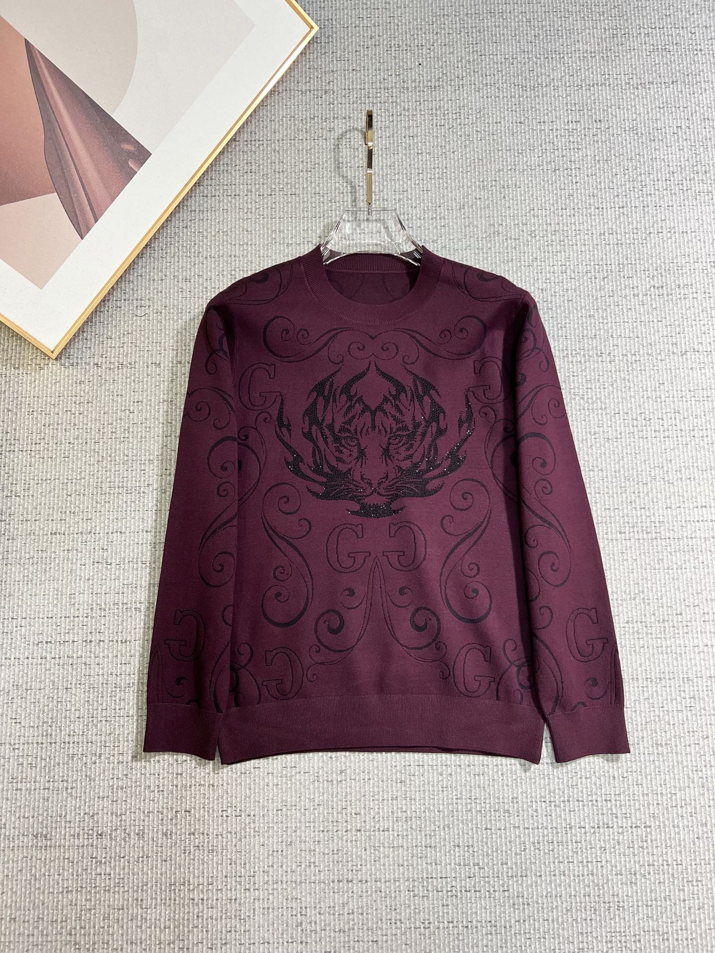 NO:650350,GUCCI Gucci 2025 new knitted crew neck sweater, technical wool blended fabric, soft and comfortable, comfortable and breathable upper body, skin-friendly and non-irritating, unique design style, whether worn alone or matched, it is a versatile item, highlighting the personality of young people, extremely high-grade, and handsome upper body!  Size M-3XL,,gucci,sweaters,alexander wang19860909GUCCI 古奇 2025新品针织圆领毛衣,科技羊毛混纺面料,柔软舒适,上身舒适透气,亲肤不扎人,独特设计风格,无论是单穿还是搭配,都是百搭单品,彰显了年轻人的个性,档次极高,上身帅气十足！码数M-3XL,,gucci,sweaters,alexander wang,Men's clothing