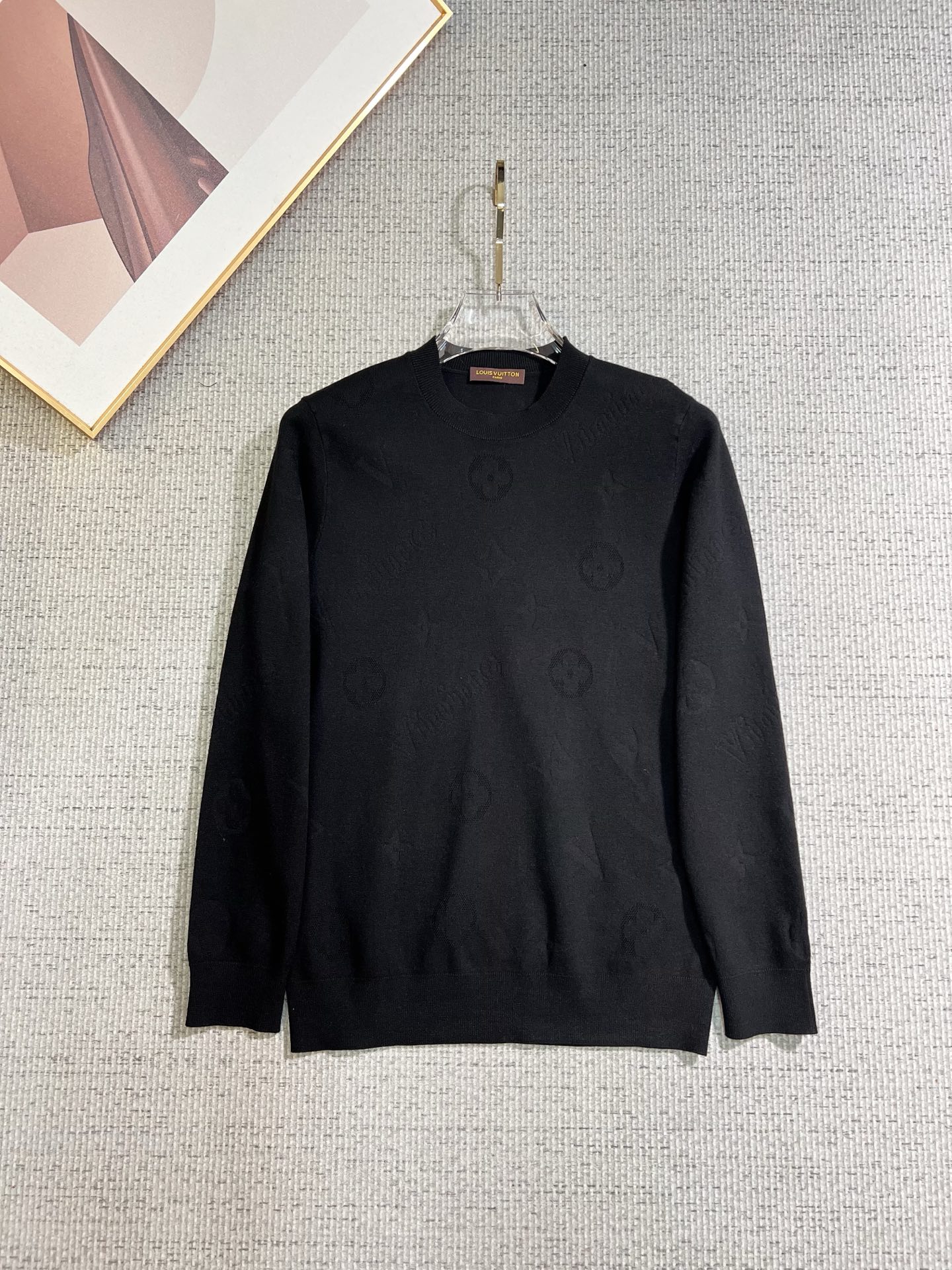 NO:650355,LV 2025 new knitted crew neck sweater, technical wool blended fabric, soft and comfortable, comfortable and breathable upper body, skin-friendly and non-irritating, unique design style, whether worn alone or matched, it is a versatile item, highlighting the personality of young people, extremely high-grade, and handsome upper body!  Size M-3XL,,louis vuitton,sweaters,alexander wang19860909LV 2025新品针织圆领毛衣,科技羊毛混纺面料,柔软舒适,上身舒适透气,亲肤不扎人,独特设计风格,无论是单穿还是搭配,都是百搭单品,彰显了年轻人的个性,档次极高,上身帅气十足！码数M-3XL,,louis vuitton,sweaters,alexander wang,Men's clothing