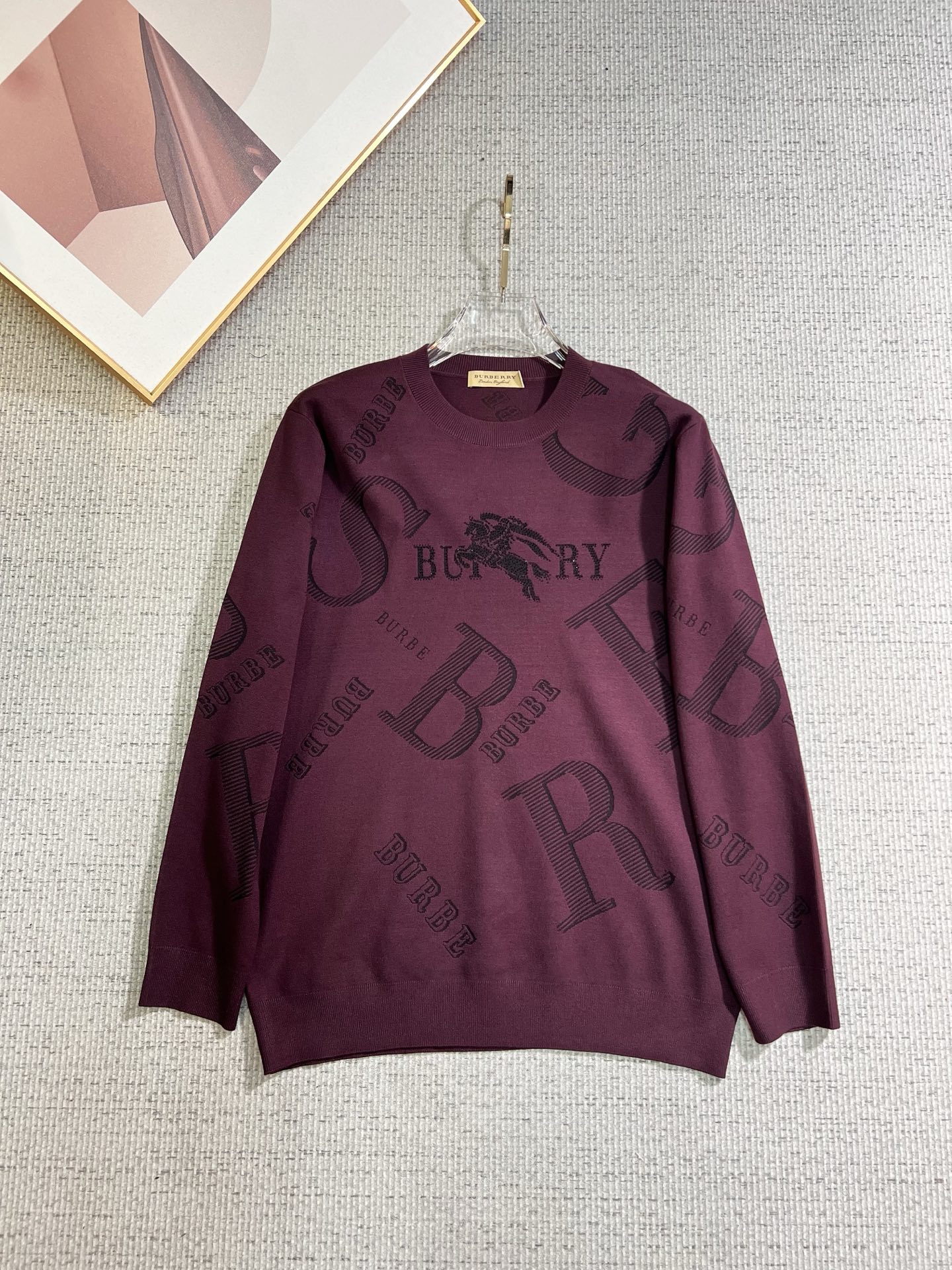 NO:650360,Burberry 2025 new knitted crew neck sweater, technical wool blended fabric, soft and comfortable, comfortable and breathable upper body, skin-friendly and non-irritating, unique design style, whether worn alone or matched, it is a versatile item, highlighting the personality of young people, extremely high-grade, and handsome upper body!  Size M-3XL,,burberry,burberry,sweaters,alexander wang19860909Burberry 巴宝莉 2025新品针织圆领毛衣,科技羊毛混纺面料,柔软舒适,上身舒适透气,亲肤不扎人,独特设计风格,无论是单穿还是搭配,都是百搭单品,彰显了年轻人的个性,档次极高,上身帅气十足！码数M-3XL,,burberry,burberry,sweaters,alexander wang,Men's clothing