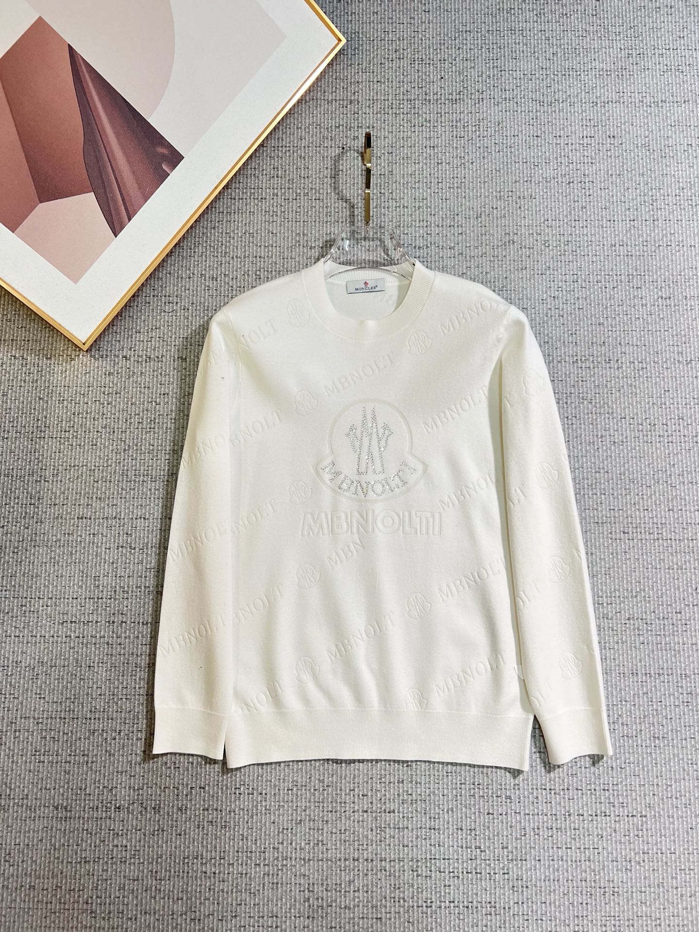 NO:650362,Mengkou 2025 new knitted crew neck sweater, made of technical wool blended fabric, soft and comfortable, the upper body is comfortable and breathable, skin-friendly and non-irritating, unique design style, whether worn alone or matched, it is a versatile item, highlighting the personality of young people, extremely high-grade, and handsome upper body!  Size M-3XL,,Moncler,sweaters,alexander wang19860909蒙口 2025新品针织圆领毛衣,科技羊毛混纺面料,柔软舒适,上身舒适透气,亲肤不扎人,独特设计风格,无论是单穿还是搭配,都是百搭单品,彰显了年轻人的个性,档次极高,上身帅气十足！码数M-3XL,,Moncler,sweaters,alexander wang,Men's clothing