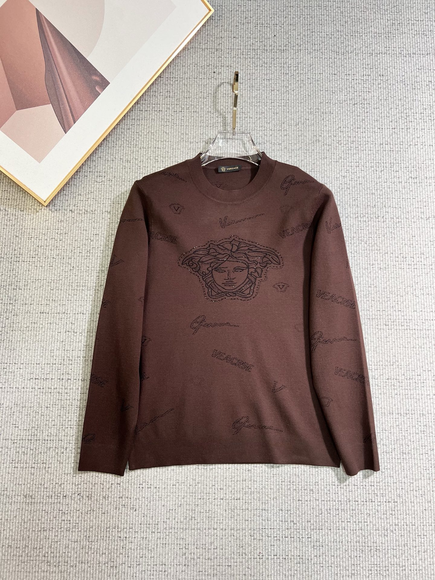 NO:650367,Versace's 2025 new knitted crew neck sweater, made of technical wool blended fabric, is soft and comfortable, the upper body is comfortable and breathable, skin-friendly and non-irritating, and has a unique design style. Whether worn alone or in combination, it is a versatile item that highlights the personality of young people. It is extremely high-grade and has a handsome upper body!  Size M-3XL,,versace,sweaters,alexander wang19860909范思哲 2025新品针织圆领毛衣,科技羊毛混纺面料,柔软舒适,上身舒适透气,亲肤不扎人,独特设计风格,无论是单穿还是搭配,都是百搭单品,彰显了年轻人的个性,档次极高,上身帅气十足！码数M-3XL,,versace,sweaters,alexander wang,Men's clothing