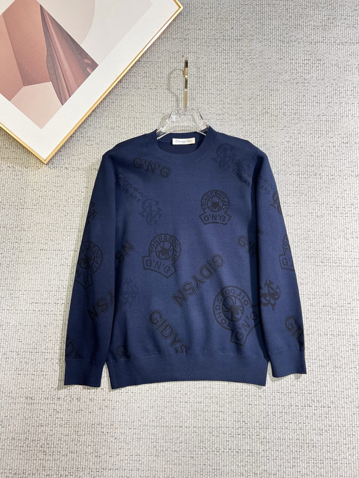 NO:650372,Dior 2025 new knitted crew neck sweater, made of technical wool blended fabric, soft and comfortable, the upper body is comfortable and breathable, skin-friendly and non-irritating, unique design style, whether worn alone or matched, it is a versatile item, highlighting the personality of young people, extremely high-grade, and handsome upper body!  Size M-3XL,,dior,dior,sweaters,alexander wang19860909Dior 迪奥 2025新品针织圆领毛衣,科技羊毛混纺面料,柔软舒适,上身舒适透气,亲肤不扎人,独特设计风格,无论是单穿还是搭配,都是百搭单品,彰显了年轻人的个性,档次极高,上身帅气十足！码数M-3XL,,dior,dior,sweaters,alexander wang,Men's clothing