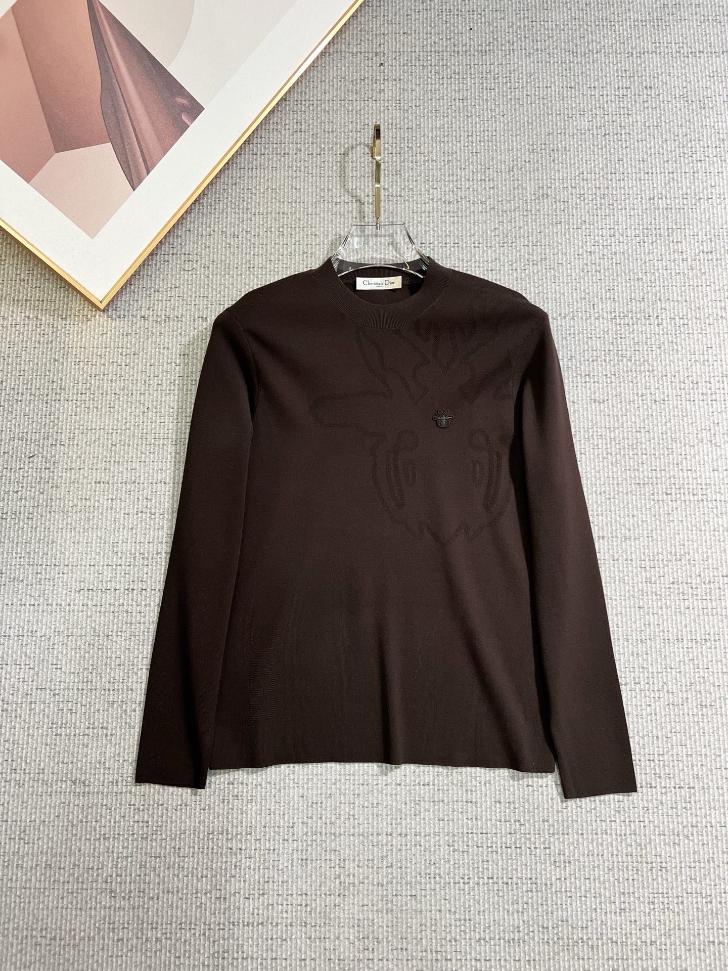 NO:650378,Dior 2025 new knitted crew neck sweater, made of technical wool blended fabric, soft and comfortable, the upper body is comfortable and breathable, skin-friendly and non-irritating, unique design style, whether worn alone or matched, it is a versatile item, highlighting the personality of young people, extremely high-grade, and handsome upper body!  Size M-3XL,,dior,dior,sweaters,alexander wang19860909Dior 迪奥 2025新品针织圆领毛衣,科技羊毛混纺面料,柔软舒适,上身舒适透气,亲肤不扎人,独特设计风格,无论是单穿还是搭配,都是百搭单品,彰显了年轻人的个性,档次极高,上身帅气十足！码数M-3XL,,dior,dior,sweaters,alexander wang,Men's clothing