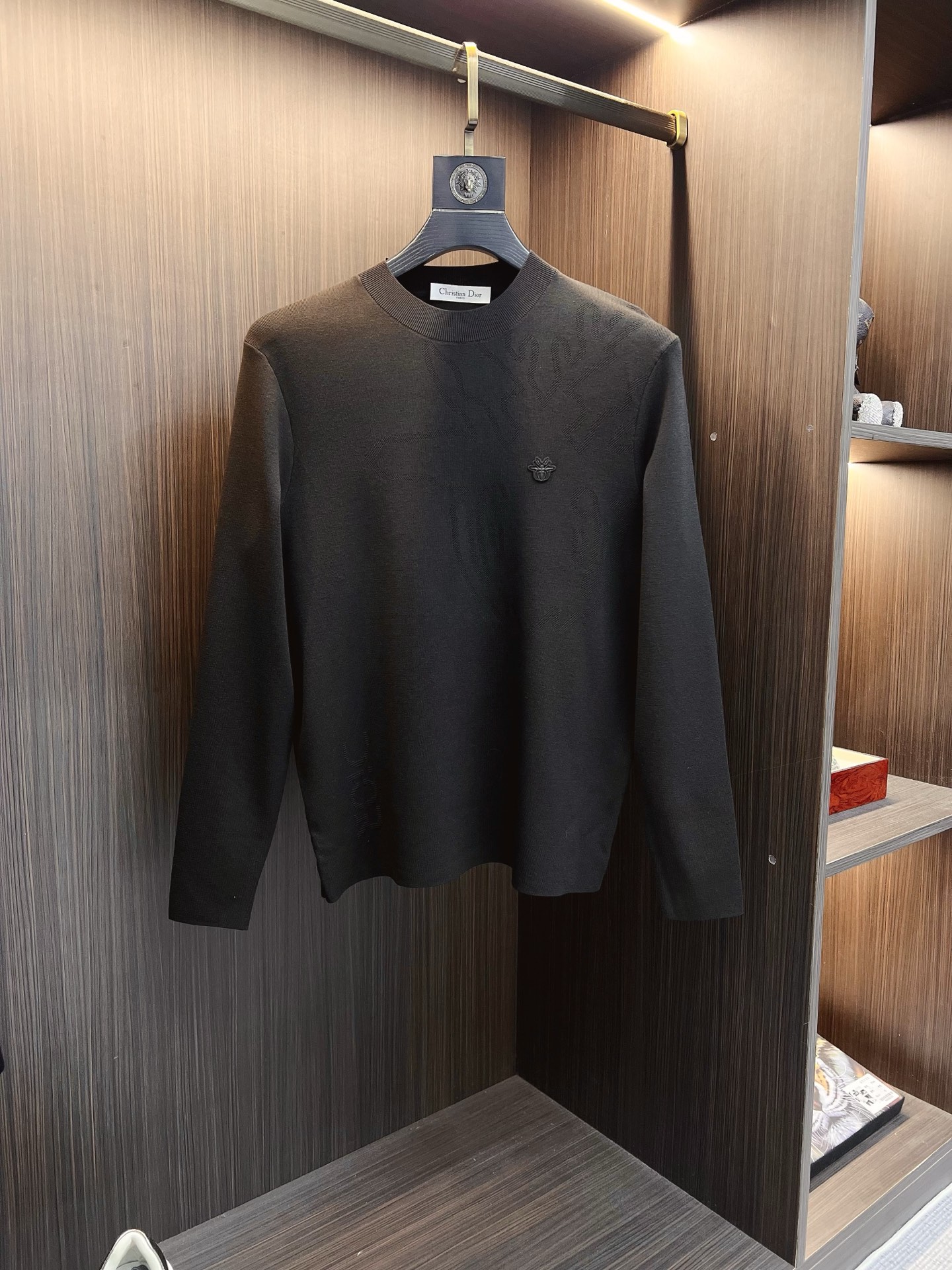 NO:655593,Dior 2025 new knitted crew neck sweater, made of technical wool blended fabric, soft and comfortable, the upper body is comfortable and breathable, skin-friendly and non-irritating, unique design style, whether worn alone or matched, it is a versatile item, highlighting the personality of young people, extremely high-grade, and handsome upper body!  Size M-3XL,,dior,dior,sweaters,alexander wang19860909Dior 迪奥 2025新品针织圆领毛衣,科技羊毛混纺面料,柔软舒适,上身舒适透气,亲肤不扎人,独特设计风格,无论是单穿还是搭配,都是百搭单品,彰显了年轻人的个性,档次极高,上身帅气十足！码数M-3XL,,dior,dior,sweaters,alexander wang,Men's clothing