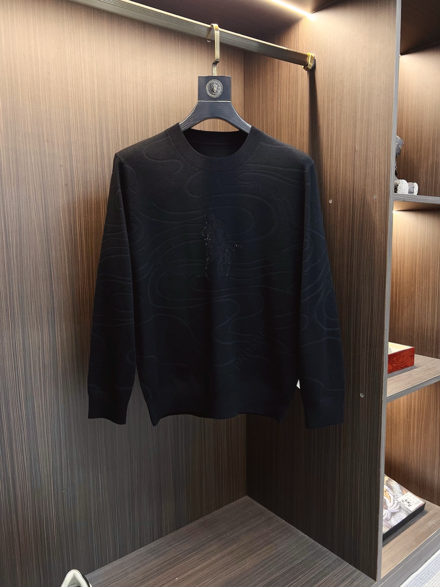 NO:655599,POLO Paul's 2025 new knitted crew neck sweater, technical wool blended fabric, soft and comfortable, comfortable and breathable upper body, skin-friendly and non-irritating, unique design style, whether worn alone or matched, it is a versatile item, highlighting the personality of young people, extremely high-grade, and handsome upper body!  Size M-3XL,,sweaters,alexander wang19860909POLO 保罗 2025新品针织圆领毛衣,科技羊毛混纺面料,柔软舒适,上身舒适透气,亲肤不扎人,独特设计风格,无论是单穿还是搭配,都是百搭单品,彰显了年轻人的个性,档次极高,上身帅气十足！码数M-3XL,,sweaters,alexander wang,Men's clothing