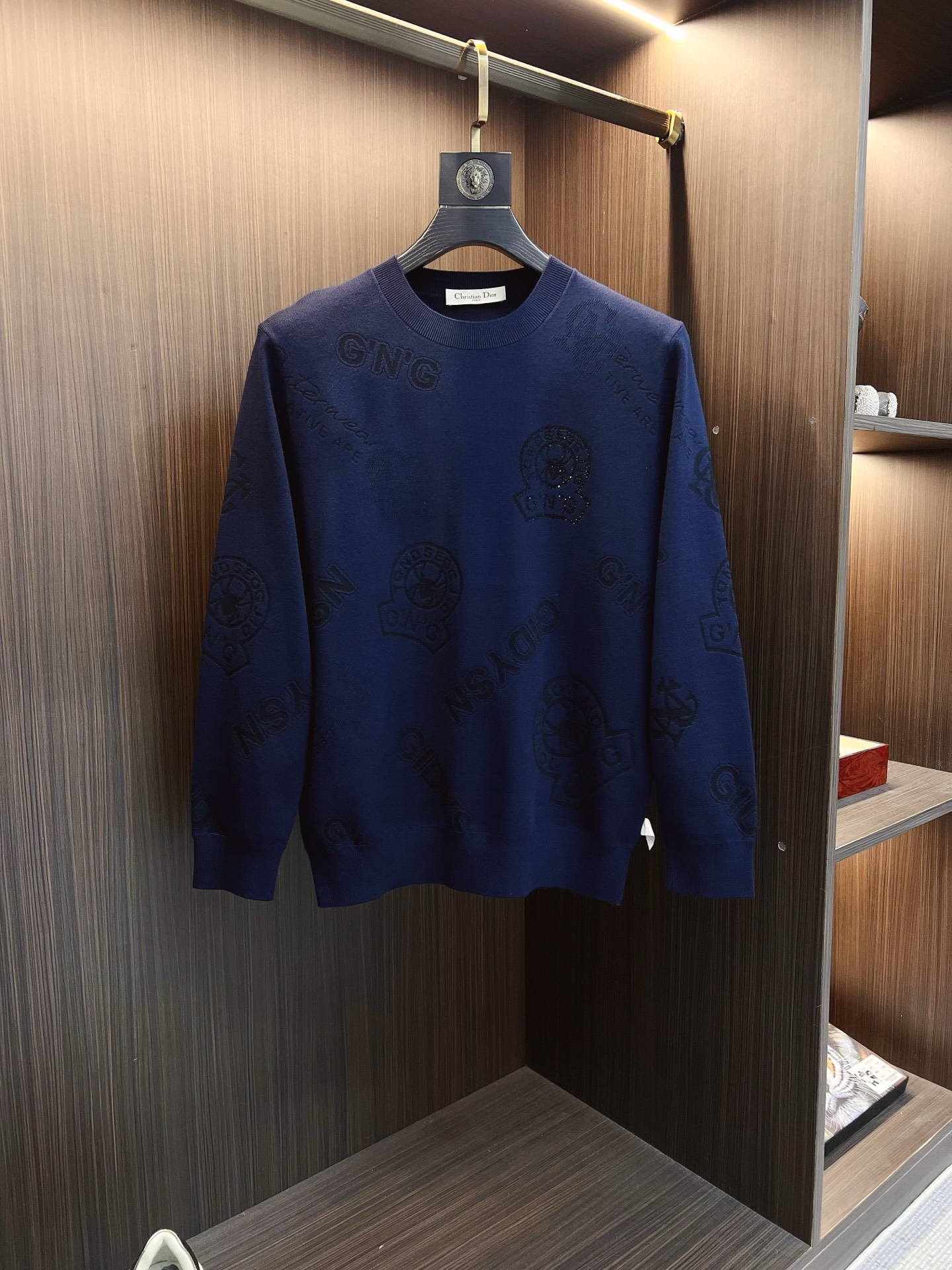 NO:655605,Dior 2025 new knitted crew neck sweater, made of technical wool blended fabric, soft and comfortable, the upper body is comfortable and breathable, skin-friendly and non-irritating, unique design style, whether worn alone or matched, it is a versatile item, highlighting the personality of young people, extremely high-grade, and handsome upper body!  Size M-3XL,,dior,dior,sweaters,alexander wang19860909Dior 迪奥 2025新品针织圆领毛衣,科技羊毛混纺面料,柔软舒适,上身舒适透气,亲肤不扎人,独特设计风格,无论是单穿还是搭配,都是百搭单品,彰显了年轻人的个性,档次极高,上身帅气十足！码数M-3XL,,dior,dior,sweaters,alexander wang,Men's clothing