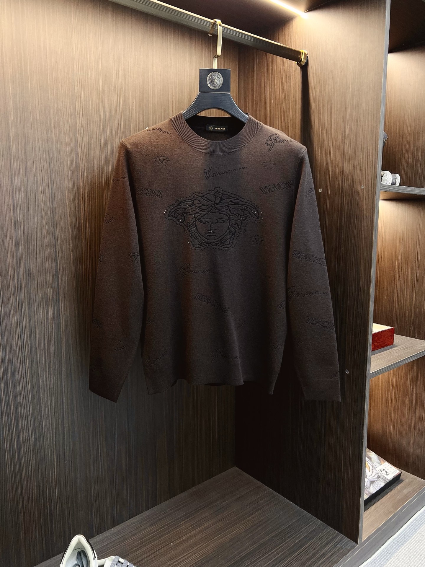 NO:655611,Versace's 2025 new knitted crew neck sweater, made of technical wool blended fabric, is soft and comfortable, the upper body is comfortable and breathable, skin-friendly and non-irritating, and has a unique design style. Whether worn alone or in combination, it is a versatile item that highlights the personality of young people. It is extremely high-grade and has a handsome upper body!  Size M-3XL,,versace,sweaters,alexander wang19860909范思哲 2025新品针织圆领毛衣,科技羊毛混纺面料,柔软舒适,上身舒适透气,亲肤不扎人,独特设计风格,无论是单穿还是搭配,都是百搭单品,彰显了年轻人的个性,档次极高,上身帅气十足！码数M-3XL,,versace,sweaters,alexander wang,Men's clothing