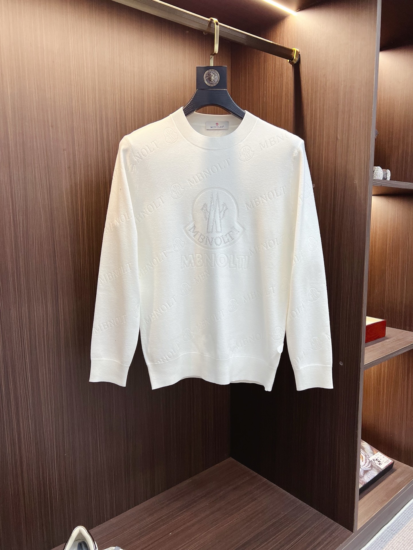 NO:655566,Mengkou 2025 new knitted crew neck sweater, made of technical wool blended fabric, soft and comfortable, the upper body is comfortable and breathable, skin-friendly and non-irritating, unique design style, whether worn alone or matched, it is a versatile item, highlighting the personality of young people, extremely high-grade, and handsome upper body!  Size M-3XL,,Moncler,sweaters,alexander wang19860909蒙口 2025新品针织圆领毛衣,科技羊毛混纺面料,柔软舒适,上身舒适透气,亲肤不扎人,独特设计风格,无论是单穿还是搭配,都是百搭单品,彰显了年轻人的个性,档次极高,上身帅气十足！码数M-3XL,,Moncler,sweaters,alexander wang,Men's clothing