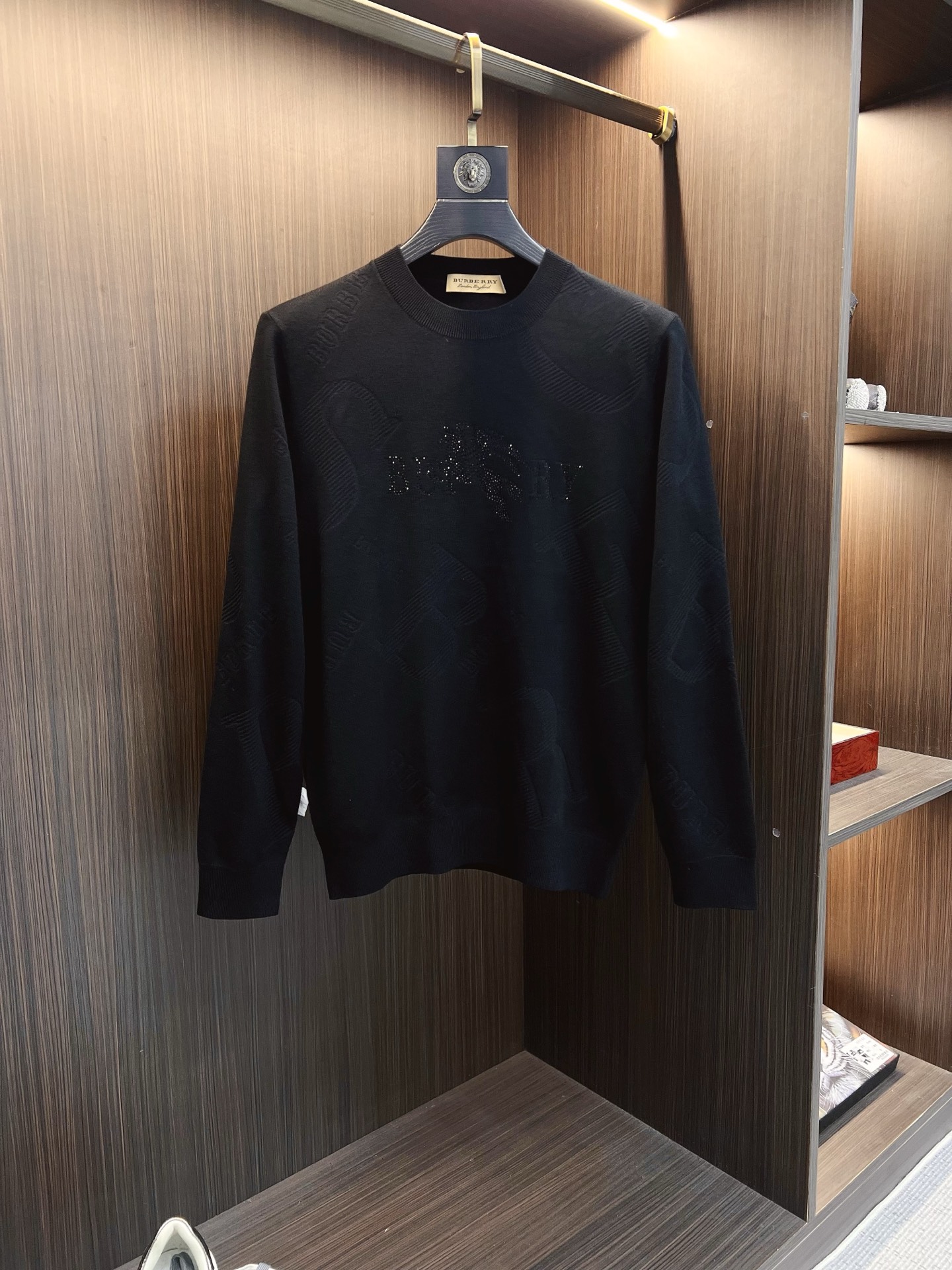 NO:655571,Burberry 2025 new knitted crew neck sweater, technical wool blended fabric, soft and comfortable, comfortable and breathable upper body, skin-friendly and non-irritating, unique design style, whether worn alone or matched, it is a versatile item, highlighting the personality of young people, extremely high-grade, and handsome upper body!  Size M-3XL,,burberry,burberry,sweaters,alexander wang19860909Burberry 巴宝莉 2025新品针织圆领毛衣,科技羊毛混纺面料,柔软舒适,上身舒适透气,亲肤不扎人,独特设计风格,无论是单穿还是搭配,都是百搭单品,彰显了年轻人的个性,档次极高,上身帅气十足！码数M-3XL,,burberry,burberry,sweaters,alexander wang,Men's clothing