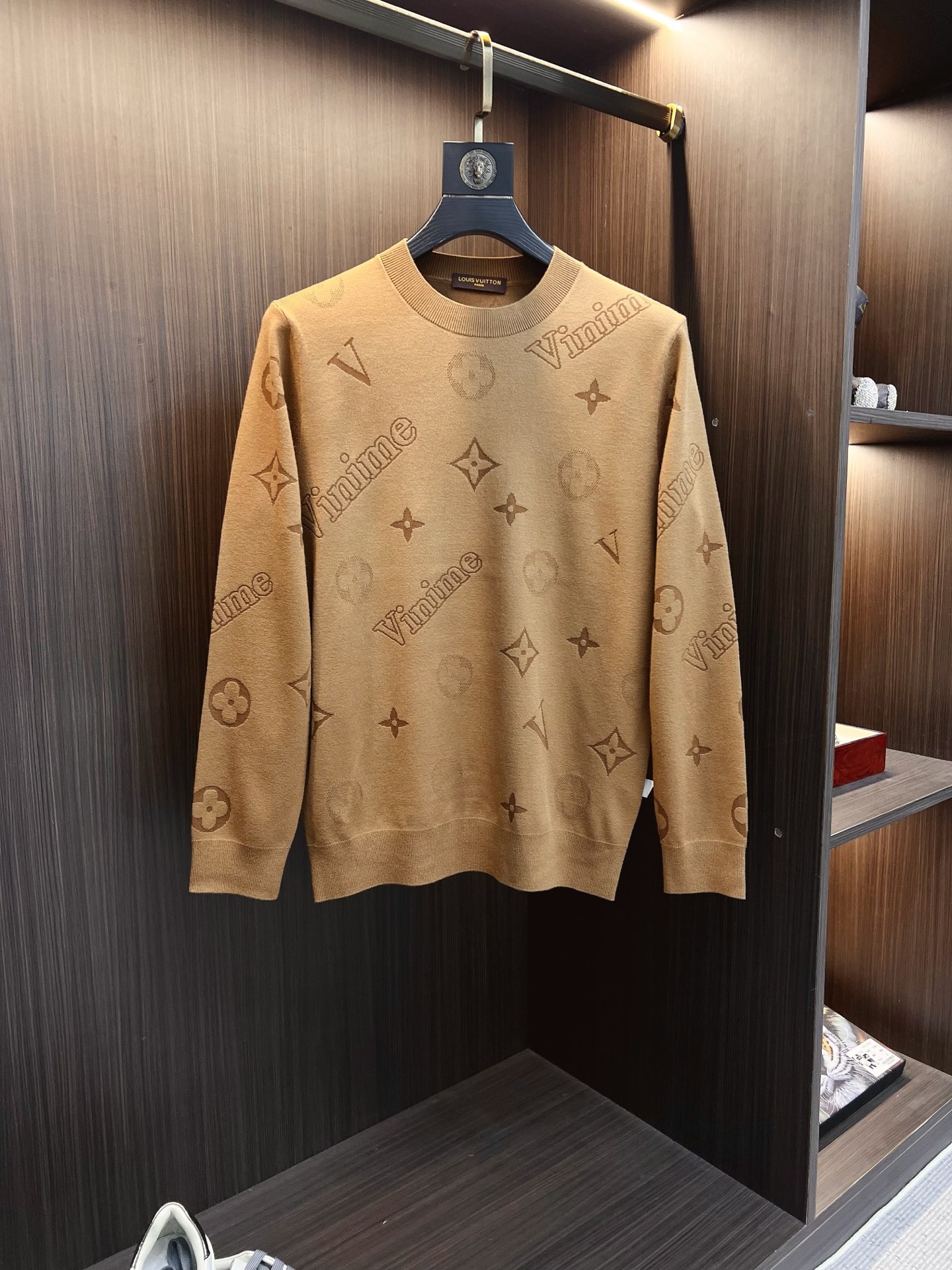 NO:655576,LV 2025 new knitted crew neck sweater, technical wool blended fabric, soft and comfortable, comfortable and breathable upper body, skin-friendly and non-irritating, unique design style, whether worn alone or matched, it is a versatile item, highlighting the personality of young people, extremely high-grade, and handsome upper body!  Size M-3XL,,louis vuitton,sweaters,alexander wang19860909LV 2025新品针织圆领毛衣,科技羊毛混纺面料,柔软舒适,上身舒适透气,亲肤不扎人,独特设计风格,无论是单穿还是搭配,都是百搭单品,彰显了年轻人的个性,档次极高,上身帅气十足！码数M-3XL,,louis vuitton,sweaters,alexander wang,Men's clothing