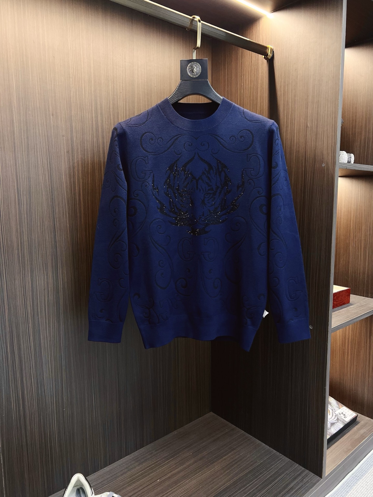 NO:655581,GUCCI Gucci 2025 new knitted crew neck sweater, technical wool blended fabric, soft and comfortable, comfortable and breathable upper body, skin-friendly and non-irritating, unique design style, whether worn alone or matched, it is a versatile item, highlighting the personality of young people, extremely high-grade, and handsome upper body!  Size M-3XL,,gucci,sweaters,alexander wang19860909GUCCI 古奇 2025新品针织圆领毛衣,科技羊毛混纺面料,柔软舒适,上身舒适透气,亲肤不扎人,独特设计风格,无论是单穿还是搭配,都是百搭单品,彰显了年轻人的个性,档次极高,上身帅气十足！码数M-3XL,,gucci,sweaters,alexander wang,Men's clothing