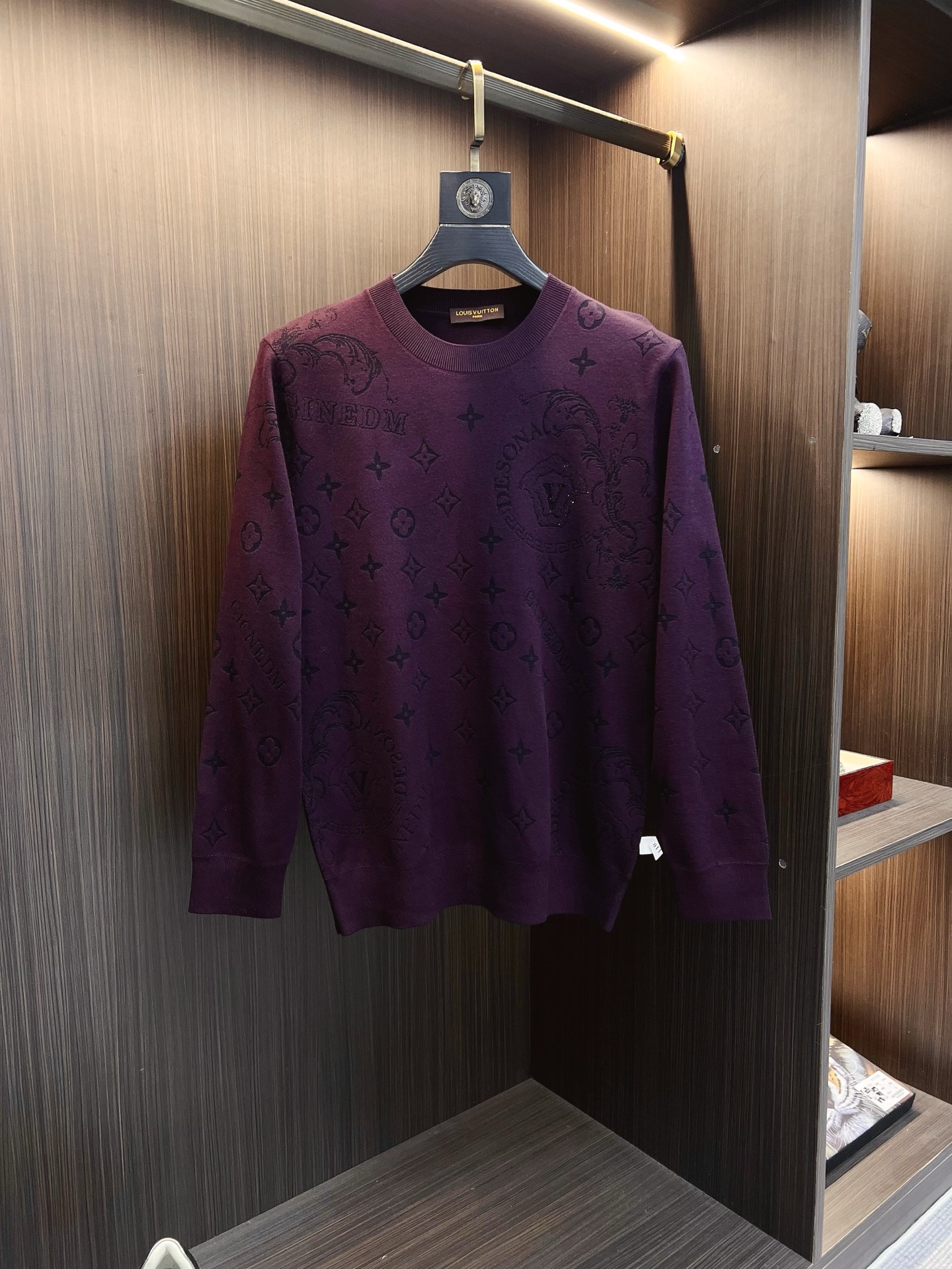 NO:655585,LV 2025 new knitted crew neck sweater, technical wool blended fabric, soft and comfortable, comfortable and breathable upper body, skin-friendly and non-irritating, unique design style, whether worn alone or matched, it is a versatile item, highlighting the personality of young people, extremely high-grade, and handsome upper body!  Size M-3XL,,louis vuitton,sweaters,alexander wang19860909LV 2025新品针织圆领毛衣,科技羊毛混纺面料,柔软舒适,上身舒适透气,亲肤不扎人,独特设计风格,无论是单穿还是搭配,都是百搭单品,彰显了年轻人的个性,档次极高,上身帅气十足！码数M-3XL,,louis vuitton,sweaters,alexander wang,Men's clothing