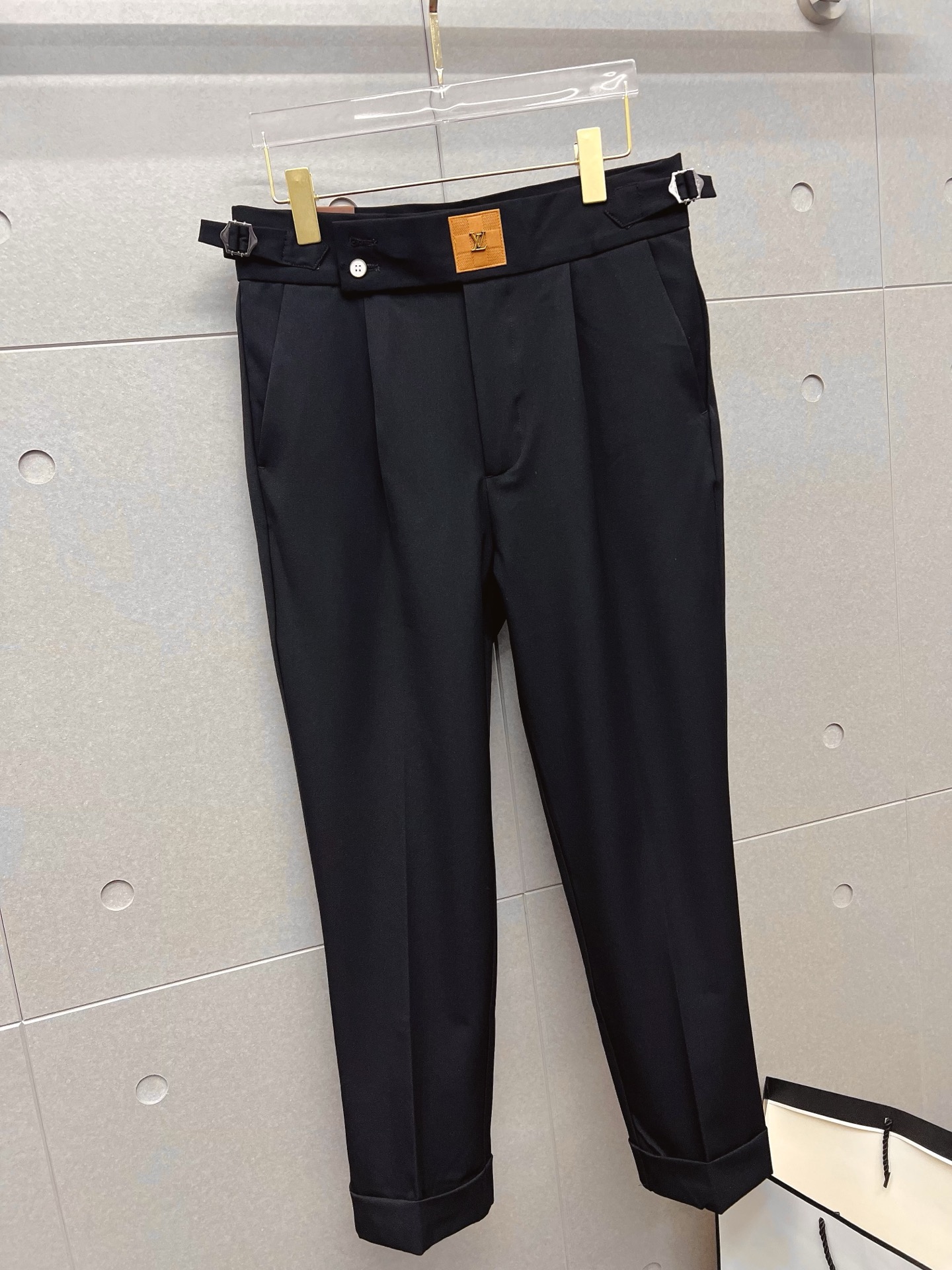 LV 休闲裤 西裤2025SS秋冬新款 高级定制裤子专用面料 定制原版五金 重工工艺打造 车工走线精细 