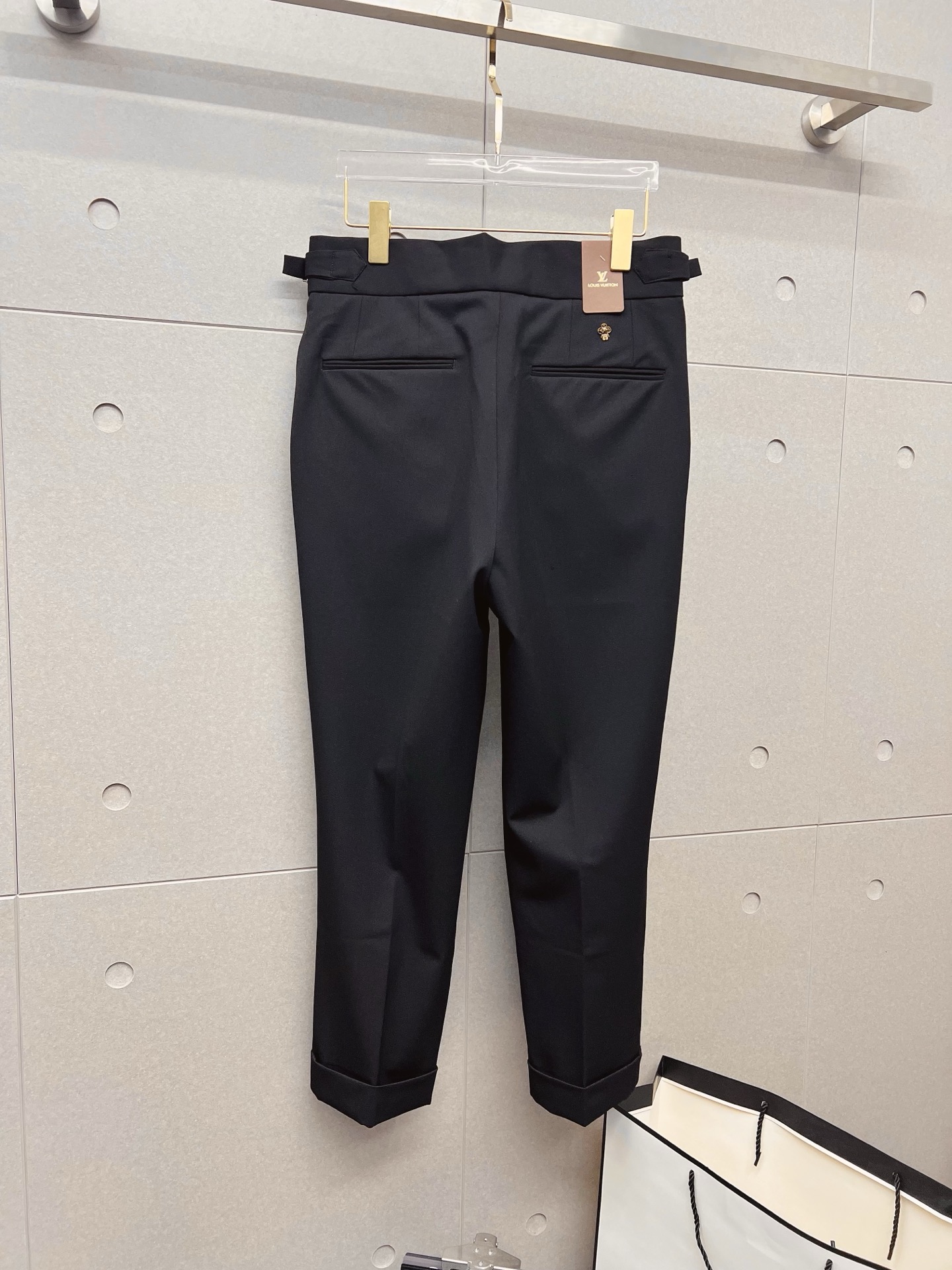 LV 休闲裤 西裤2025SS秋冬新款 高级定制裤子专用面料 定制原版五金 重工工艺打造 车工走线精细 