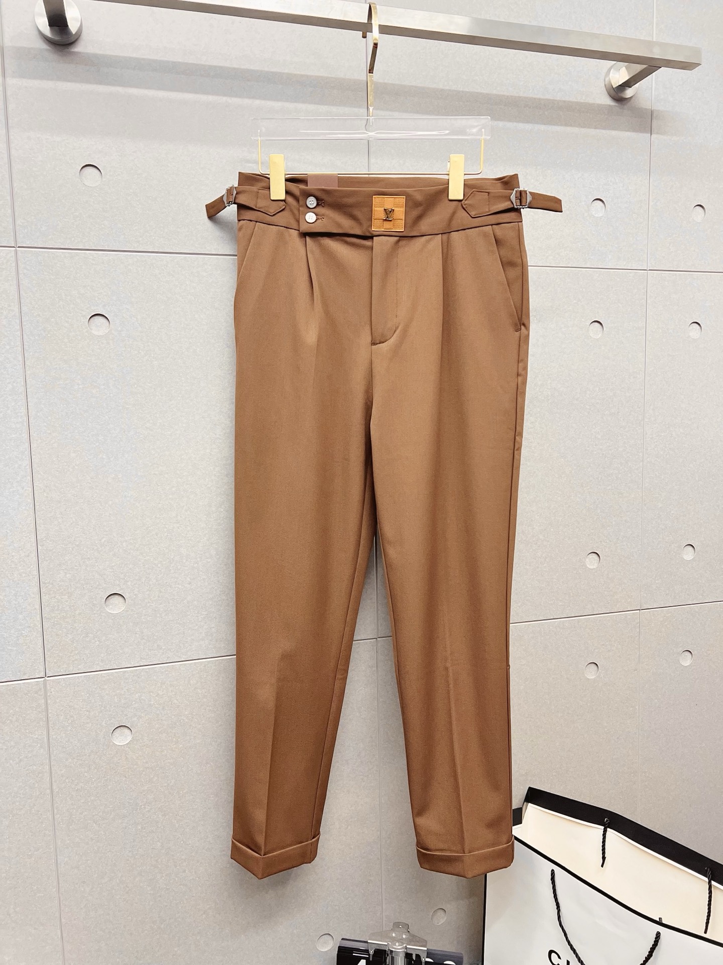 LV 休闲裤 西裤2025SS秋冬新款 高级定制裤子专用面料 定制原版五金 重工工艺打造 车工走线精细 