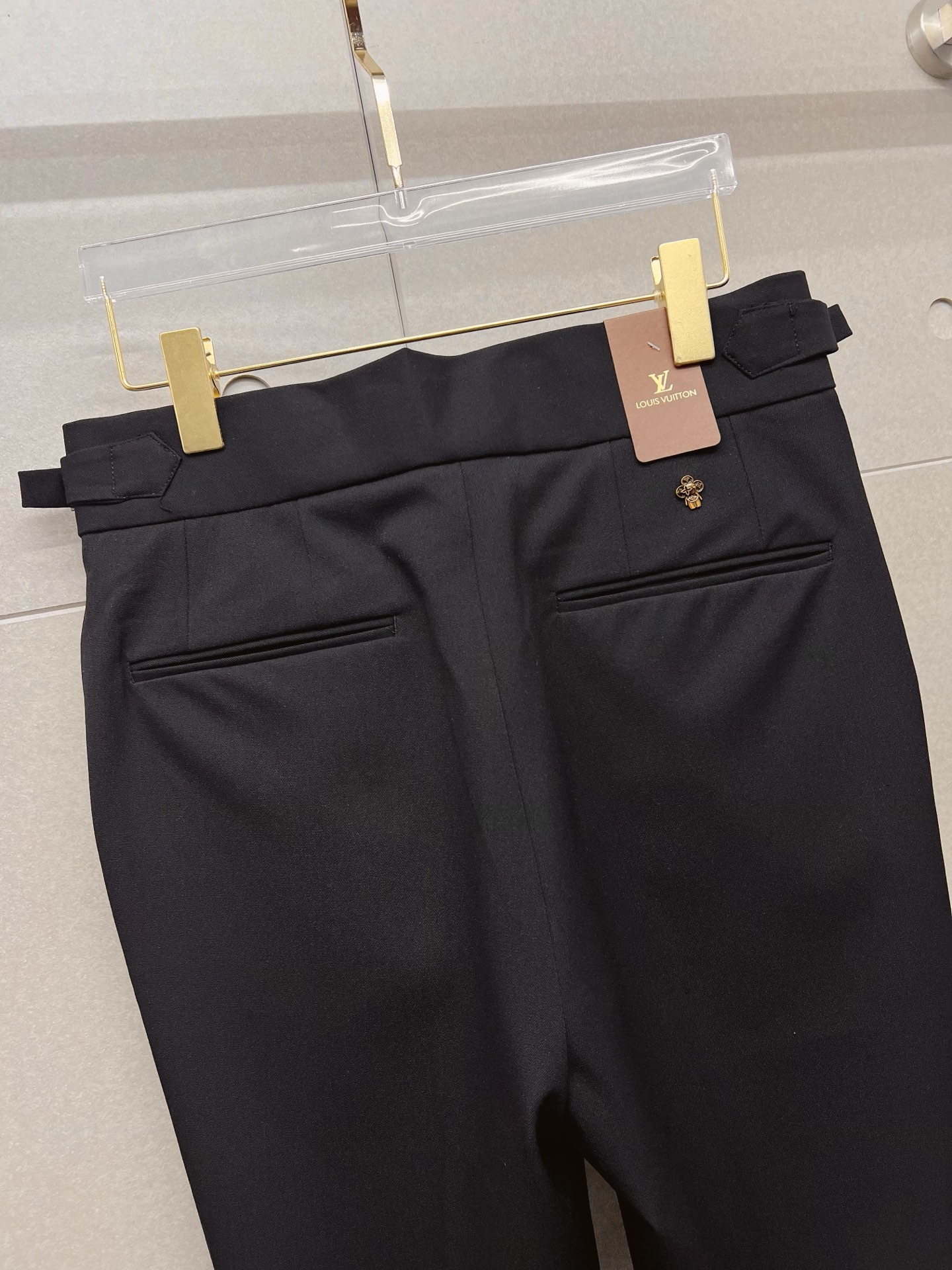 LV 休闲裤 西裤2025SS秋冬新款 高级定制裤子专用面料 定制原版五金 重工工艺打造 车工走线精细 