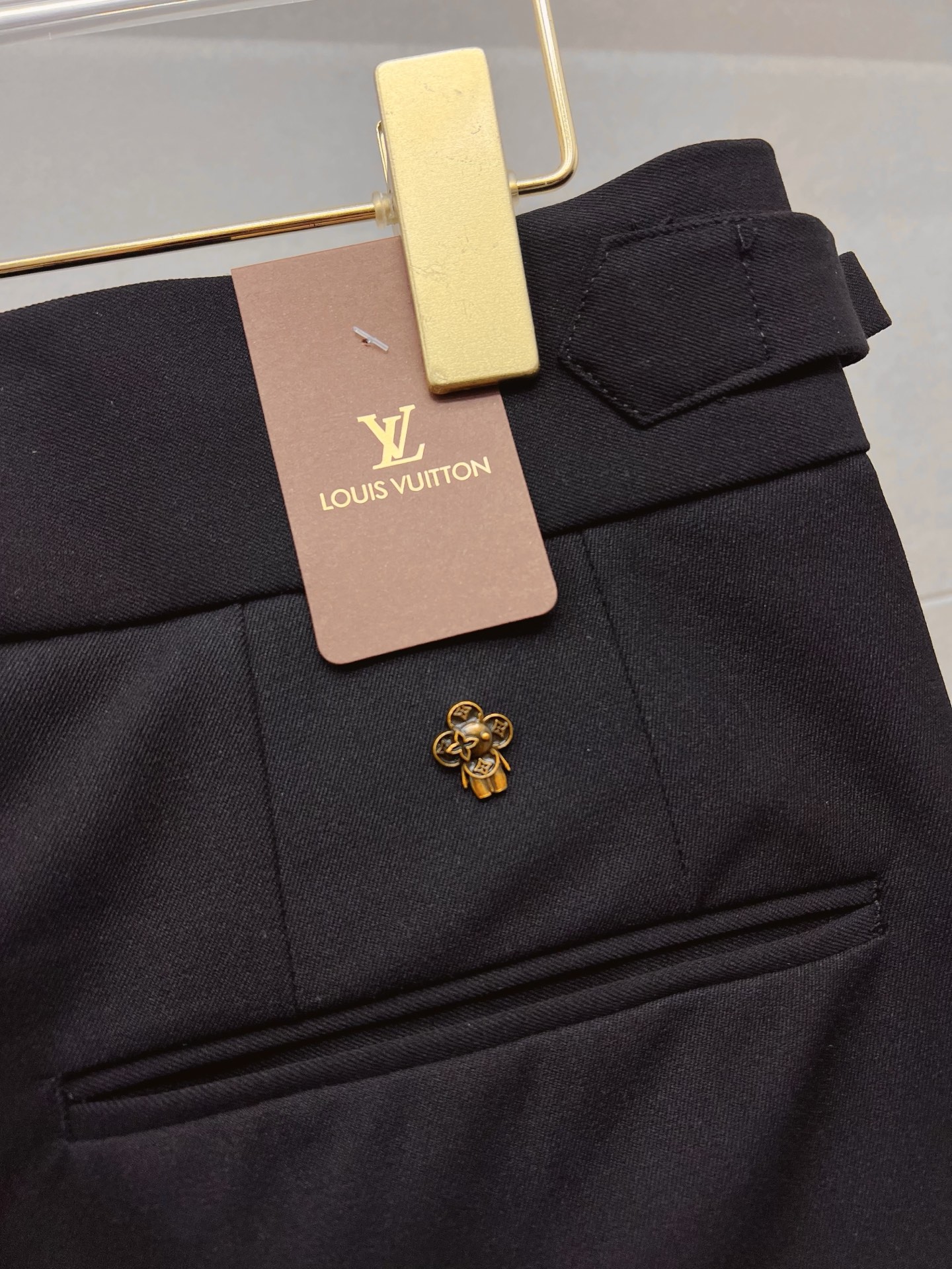 LV 休闲裤 西裤2025SS秋冬新款 高级定制裤子专用面料 定制原版五金 重工工艺打造 车工走线精细 