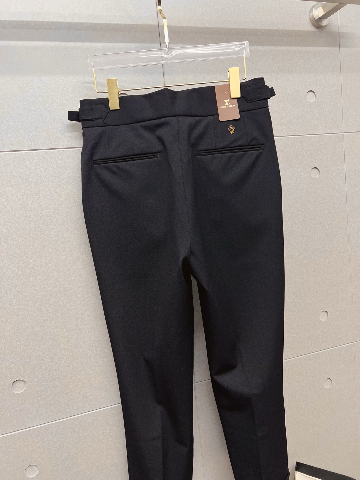 LV 休闲裤 西裤2025SS秋冬新款 高级定制裤子专用面料 定制原版五金 重工工艺打造 车工走线精细 