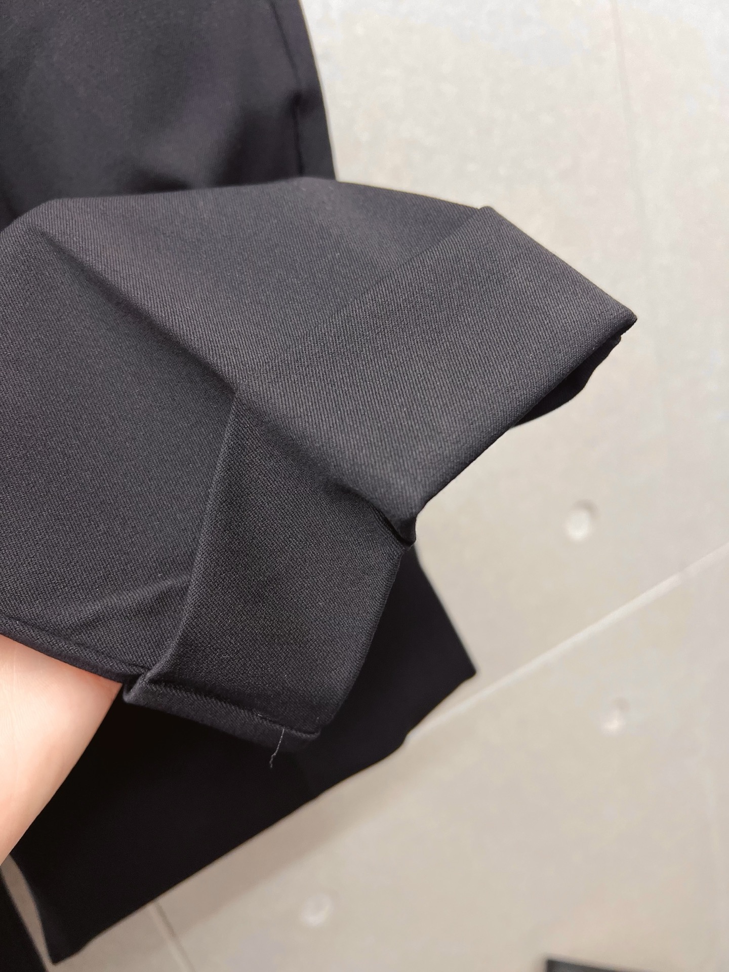 LV 休闲裤 西裤2025SS秋冬新款 高级定制裤子专用面料 定制原版五金 重工工艺打造 车工走线精细 