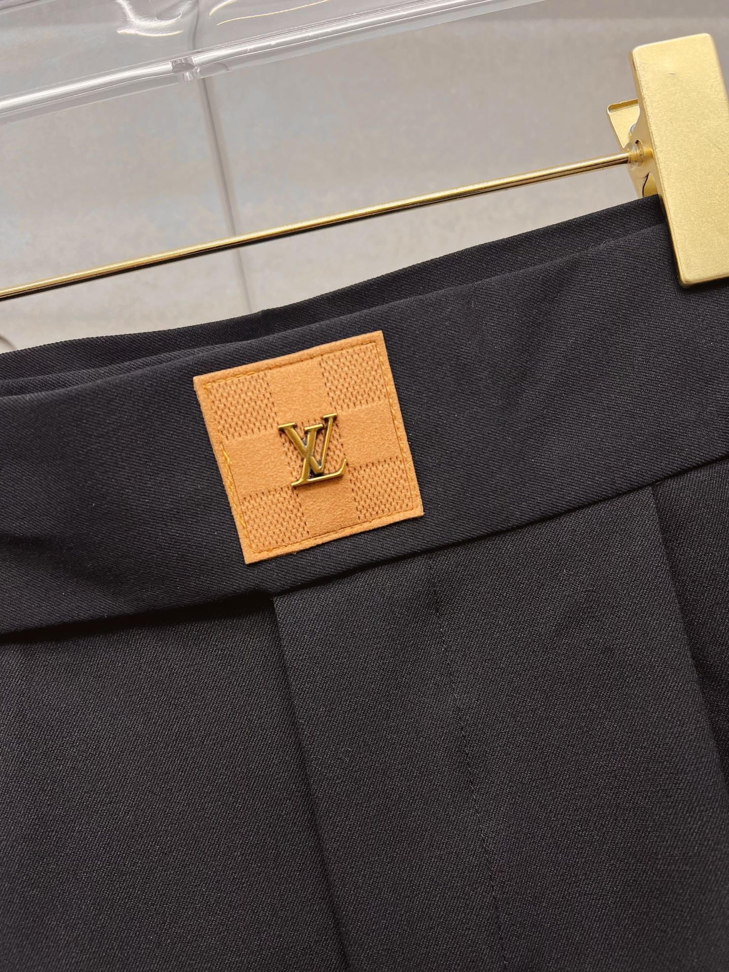 LV 休闲裤 西裤2025SS秋冬新款 高级定制裤子专用面料 定制原版五金 重工工艺打造 车工走线精细 