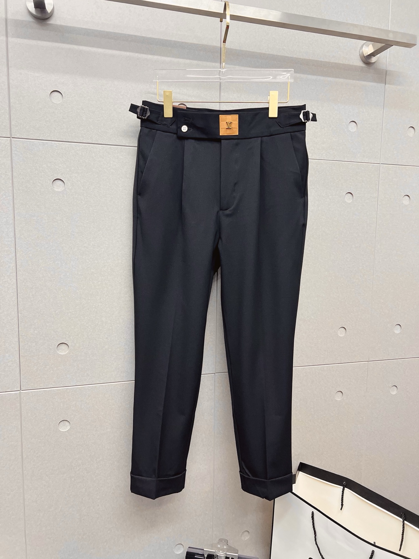 LV 休闲裤 西裤2025SS秋冬新款 高级定制裤子专用面料 定制原版五金 重工工艺打造 车工走线精细 