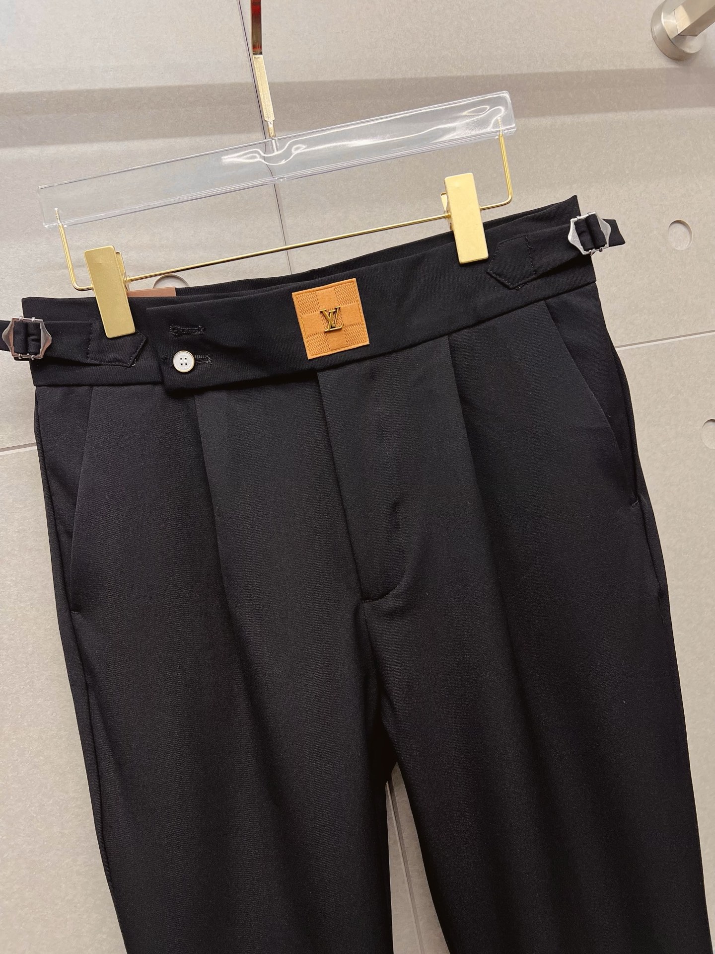 LV 休闲裤 西裤2025SS秋冬新款 高级定制裤子专用面料 定制原版五金 重工工艺打造 车工走线精细 