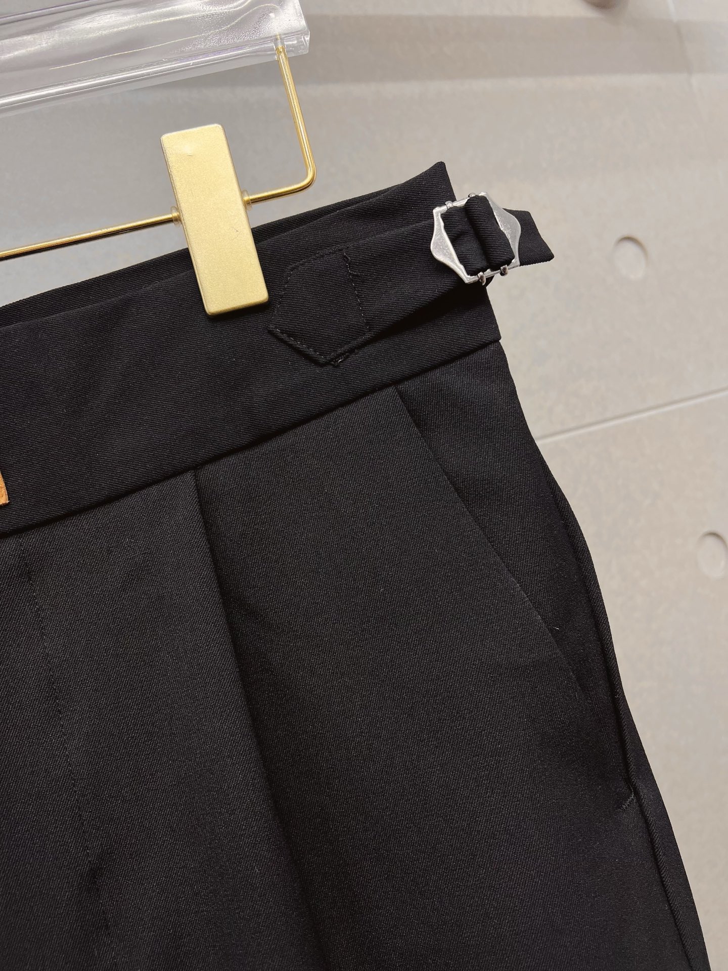 LV 休闲裤 西裤2025SS秋冬新款 高级定制裤子专用面料 定制原版五金 重工工艺打造 车工走线精细 