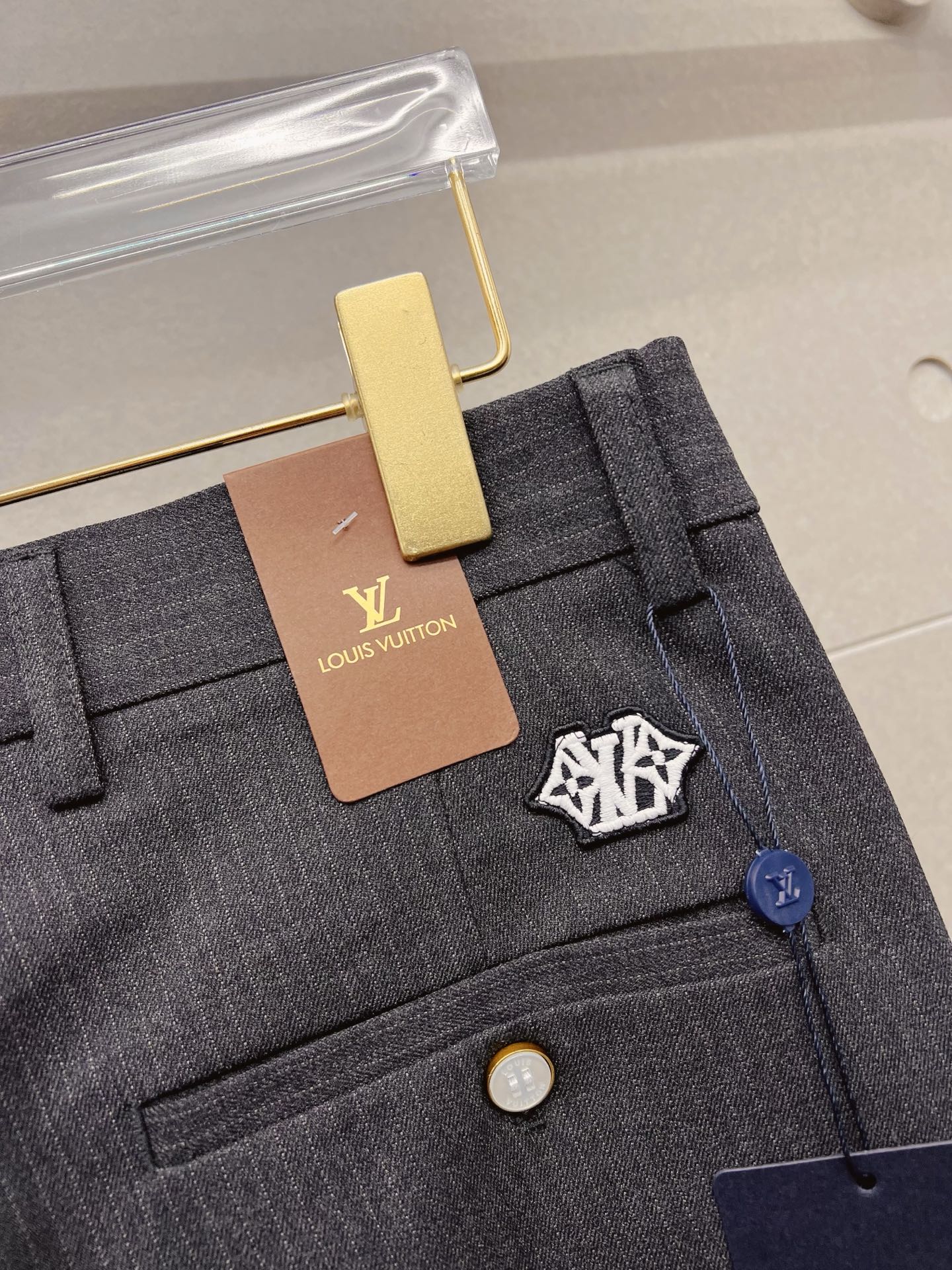 LV 休闲裤 西裤2025SS秋冬新款 高级定制裤子专用面料 定制原版五金 重工工艺打造 车工走线精细 