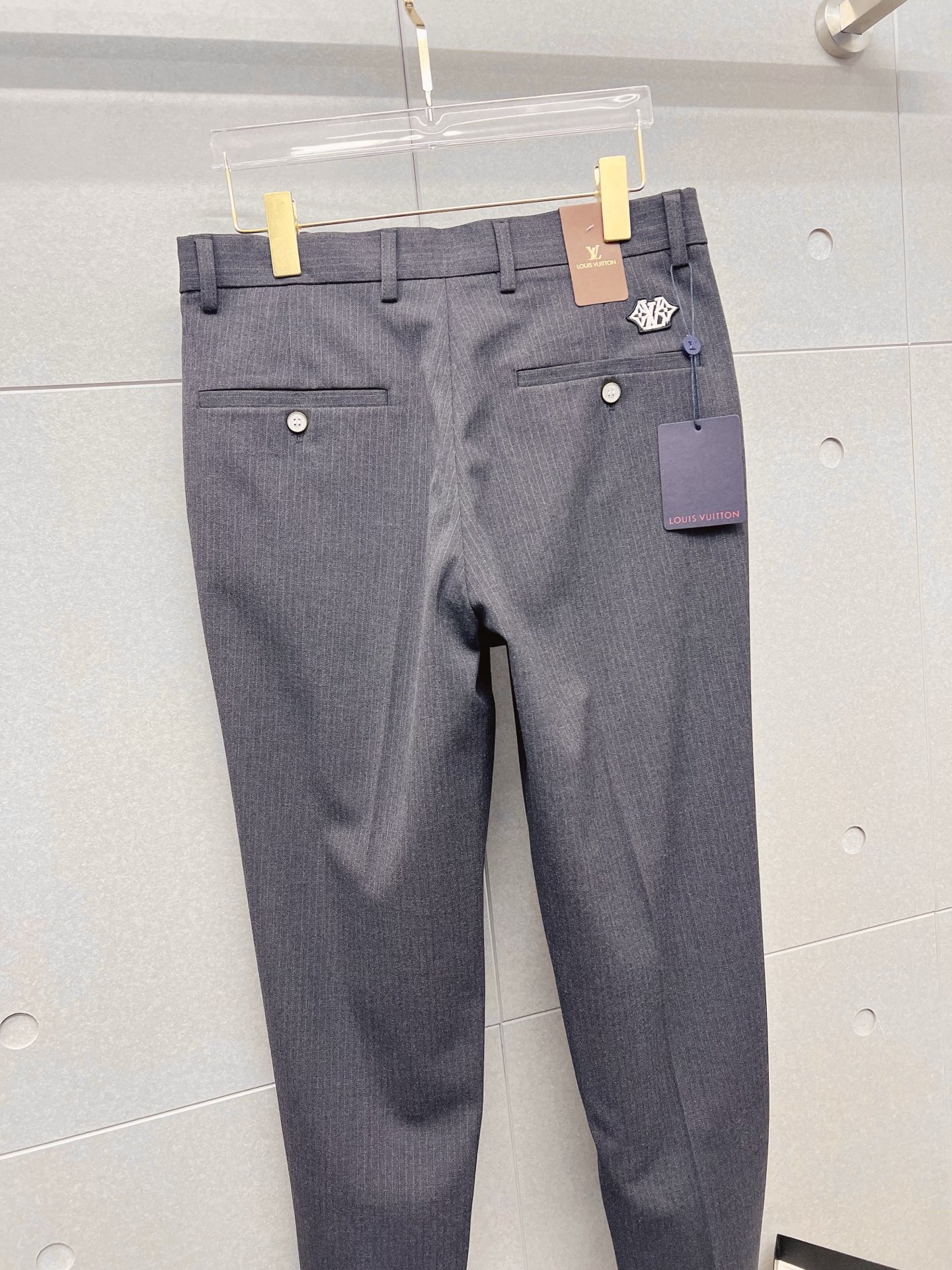 LV 休闲裤 西裤2025SS秋冬新款 高级定制裤子专用面料 定制原版五金 重工工艺打造 车工走线精细 