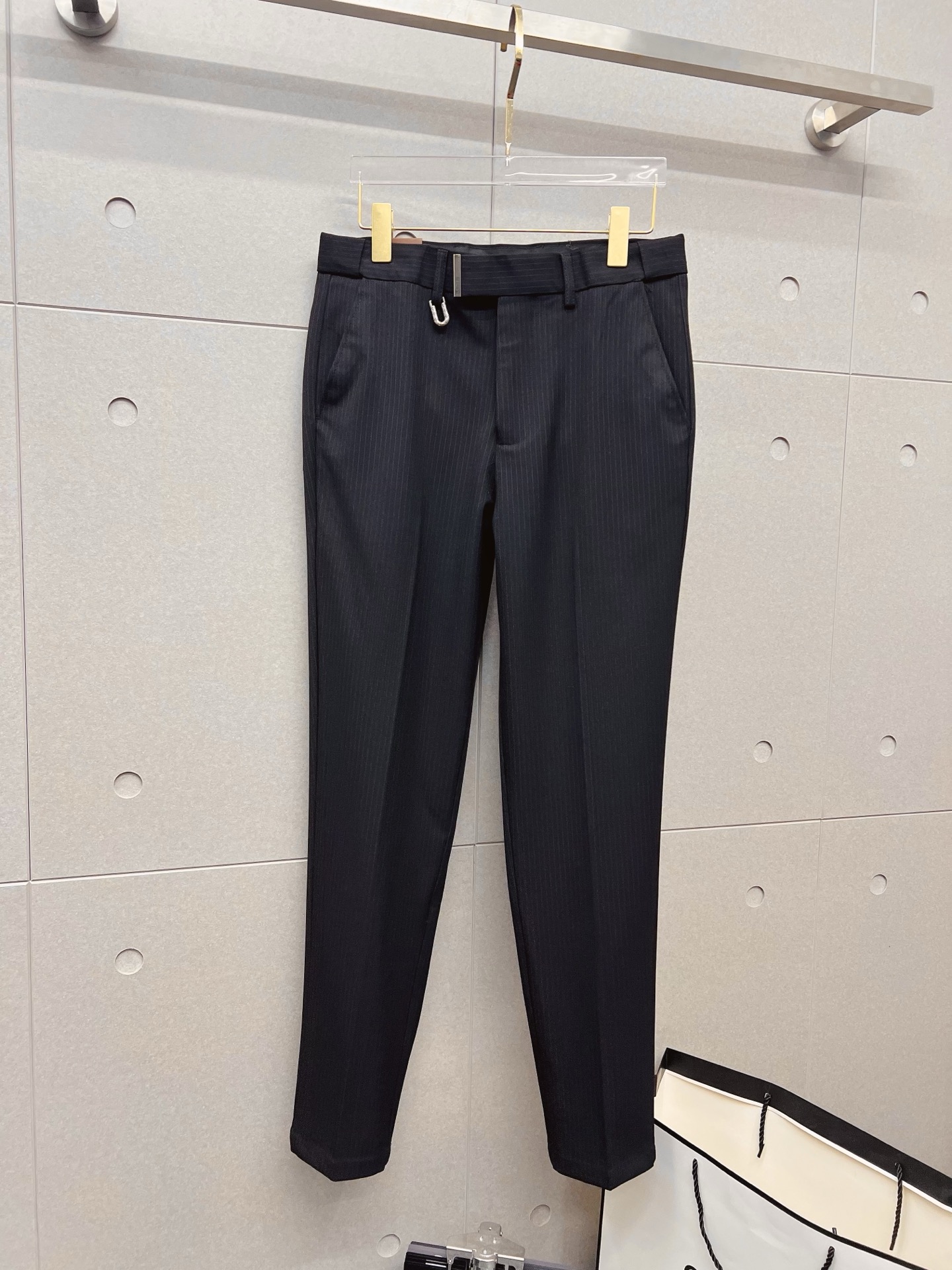 LV 休闲裤 西裤2025SS秋冬新款 高级定制裤子专用面料 定制原版五金 重工工艺打造 车工走线精细 