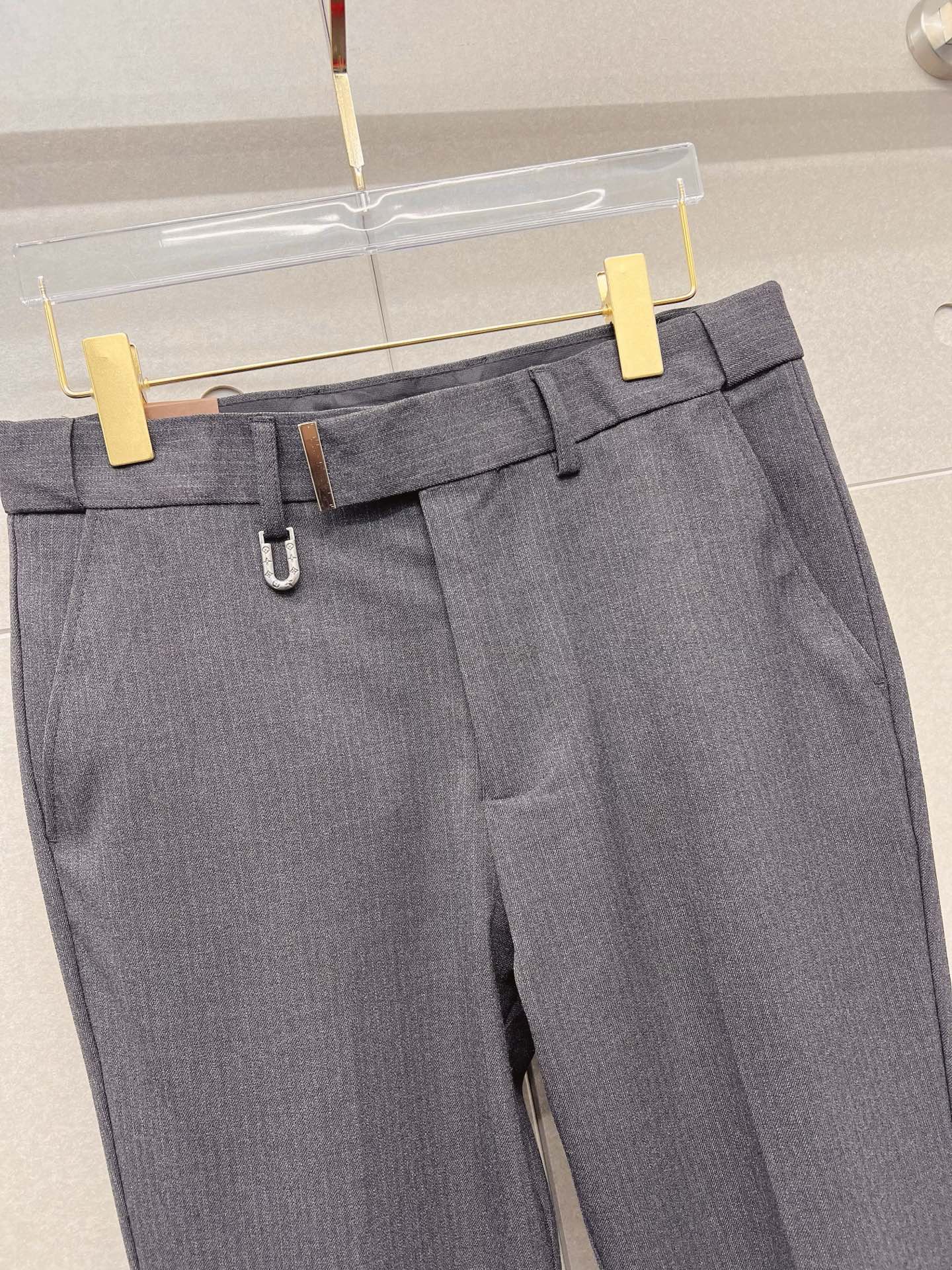 LV 休闲裤 西裤2025SS秋冬新款 高级定制裤子专用面料 定制原版五金 重工工艺打造 车工走线精细 