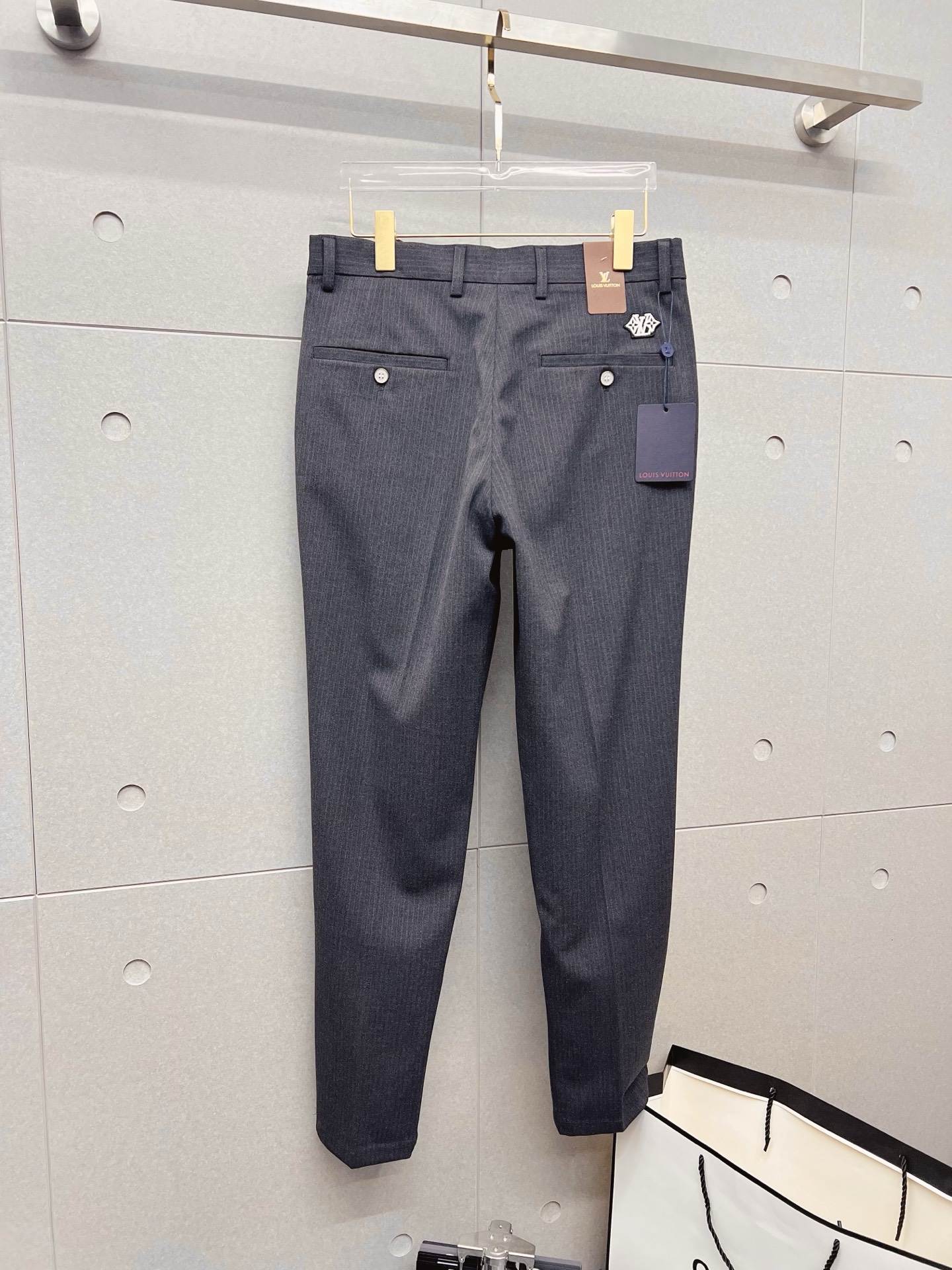 LV 休闲裤 西裤2025SS秋冬新款 高级定制裤子专用面料 定制原版五金 重工工艺打造 车工走线精细 