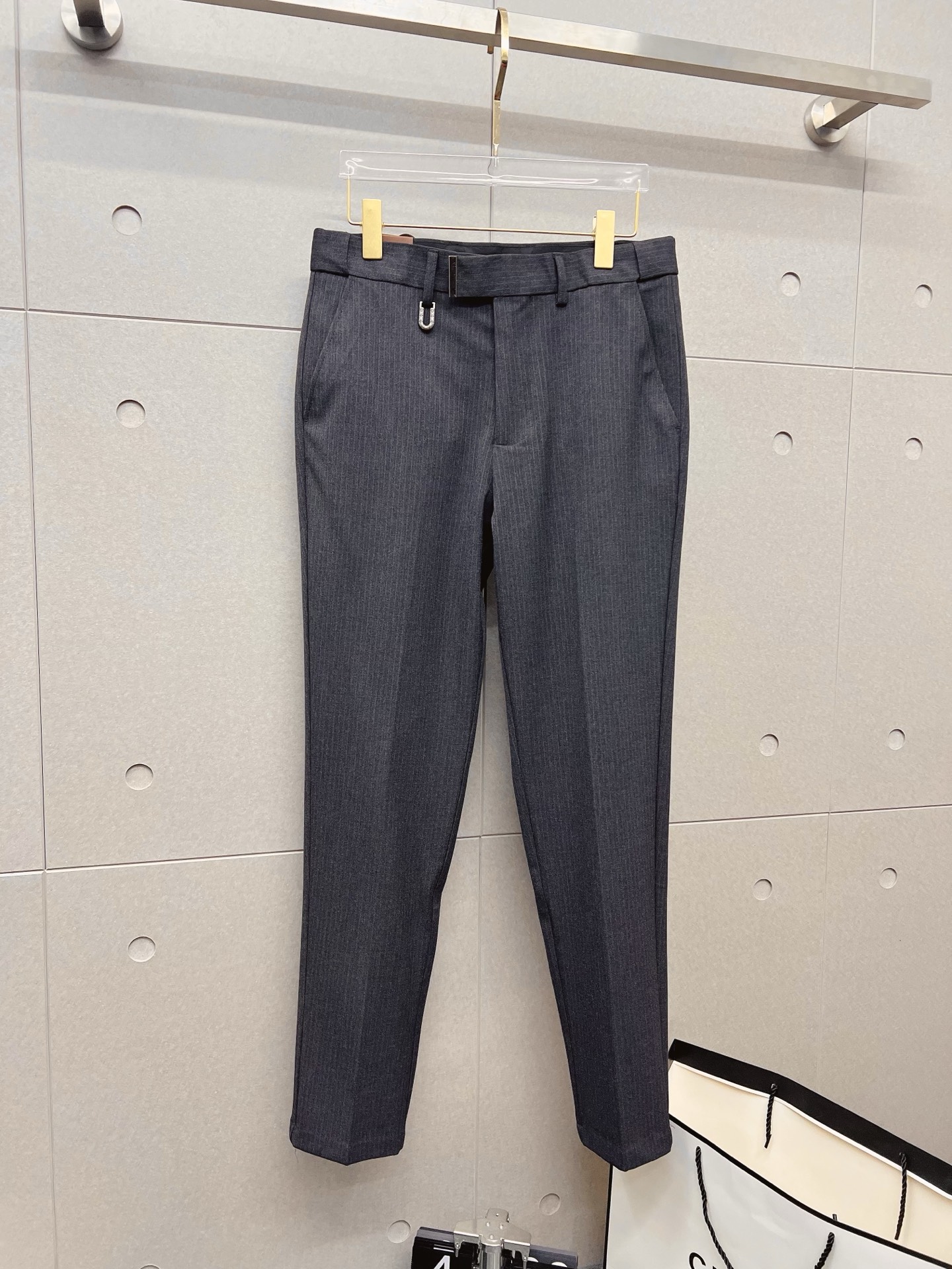 NO:657847,LV casual pants, trousers 2025SS autumn and winter new style, special fabric for advanced custom pants, customized original hardware, heavy craftsmanship, fine turning and routing, customized fabric, soft and comfortable, significant texture, exquisite accessories, excellent upper body effect, complete three standards, standard size 29-38, no 35,, louis vuitton, alexander wang19860909LV 休闲裤 西裤2025SS秋冬新款 高级定制裤子专用面料 定制原版五金 重工工艺打造 车工走线精细 定制面料 柔软舒适 质感显著 辅料精美 上身效果超赞 三标齐全 标准尺码29-38,无35,,louis vuitton,alexander wang,Men's clothing