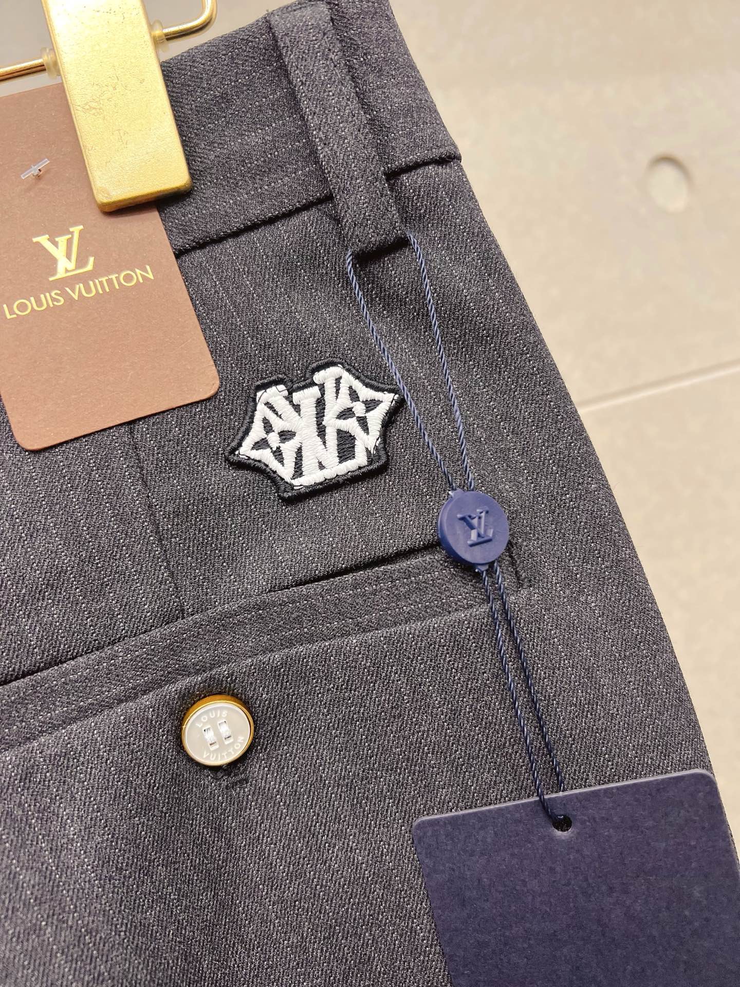 LV 休闲裤 西裤2025SS秋冬新款 高级定制裤子专用面料 定制原版五金 重工工艺打造 车工走线精细 