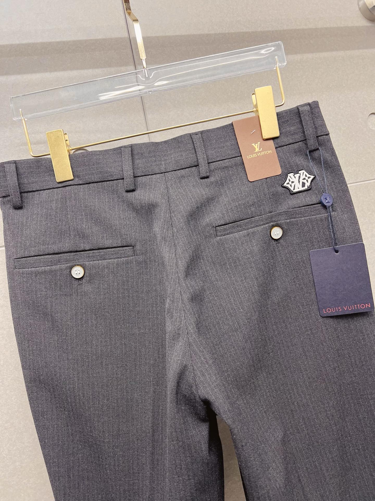 LV 休闲裤 西裤2025SS秋冬新款 高级定制裤子专用面料 定制原版五金 重工工艺打造 车工走线精细 