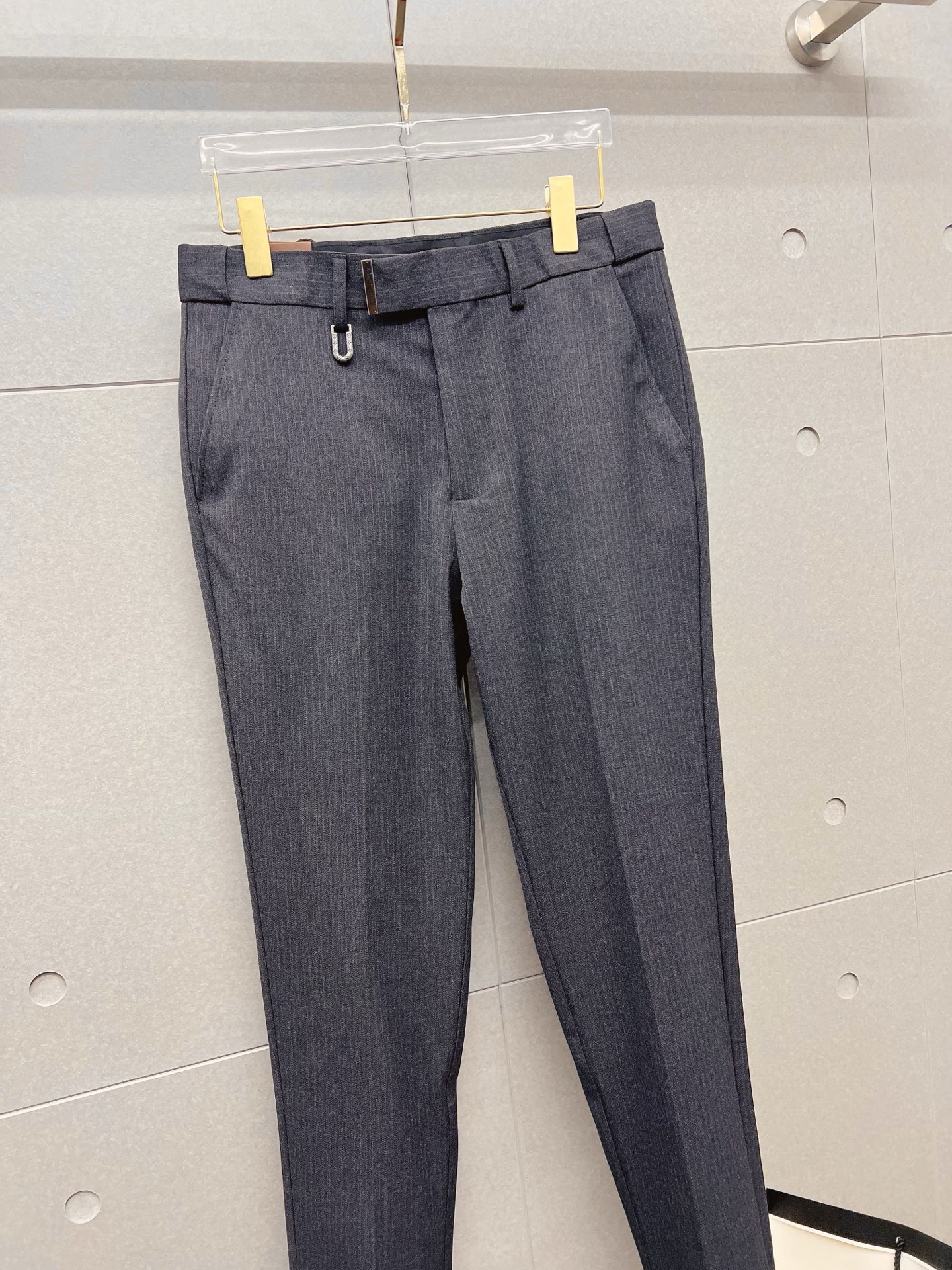 LV 休闲裤 西裤2025SS秋冬新款 高级定制裤子专用面料 定制原版五金 重工工艺打造 车工走线精细 