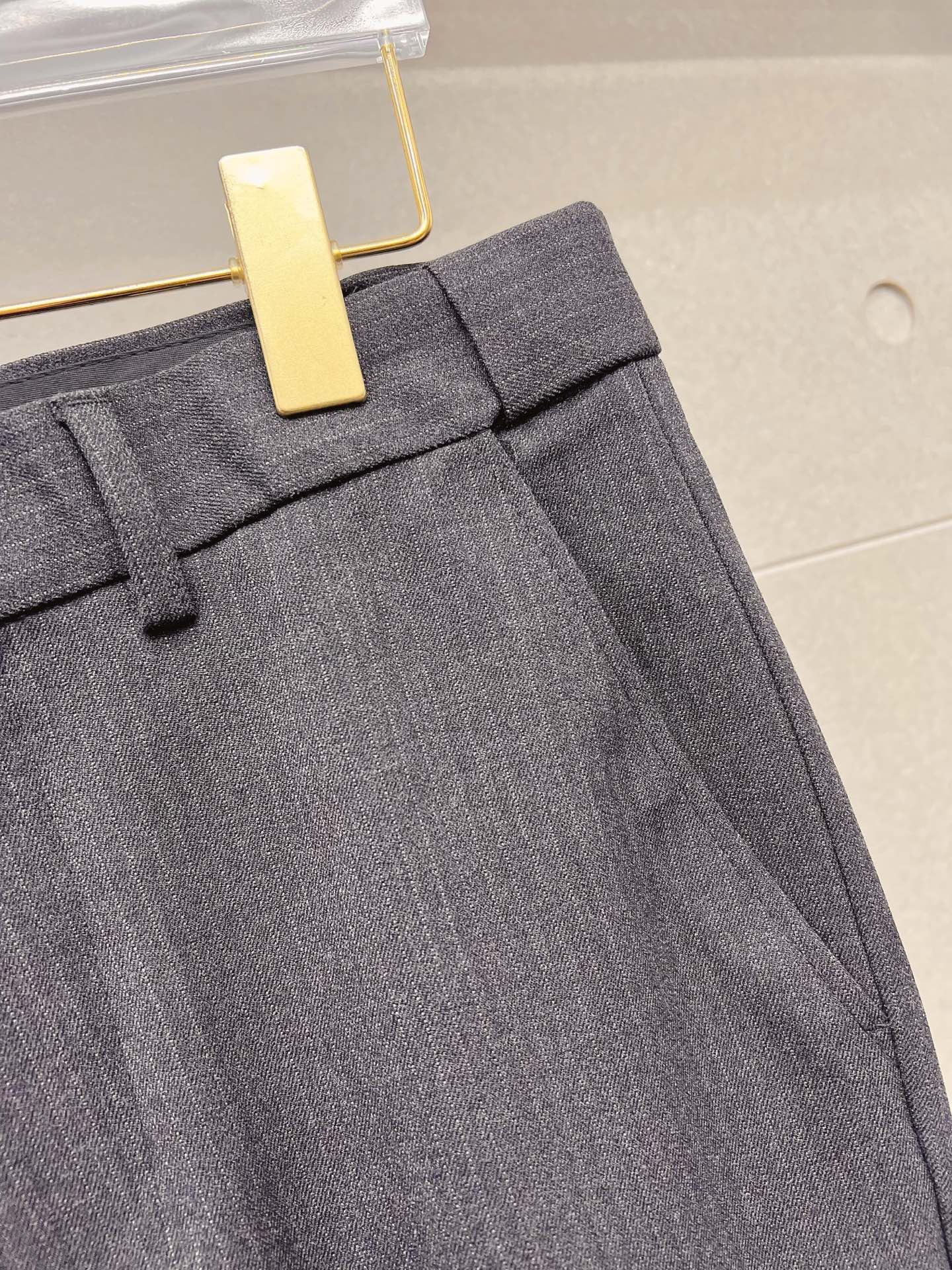 LV 休闲裤 西裤2025SS秋冬新款 高级定制裤子专用面料 定制原版五金 重工工艺打造 车工走线精细 