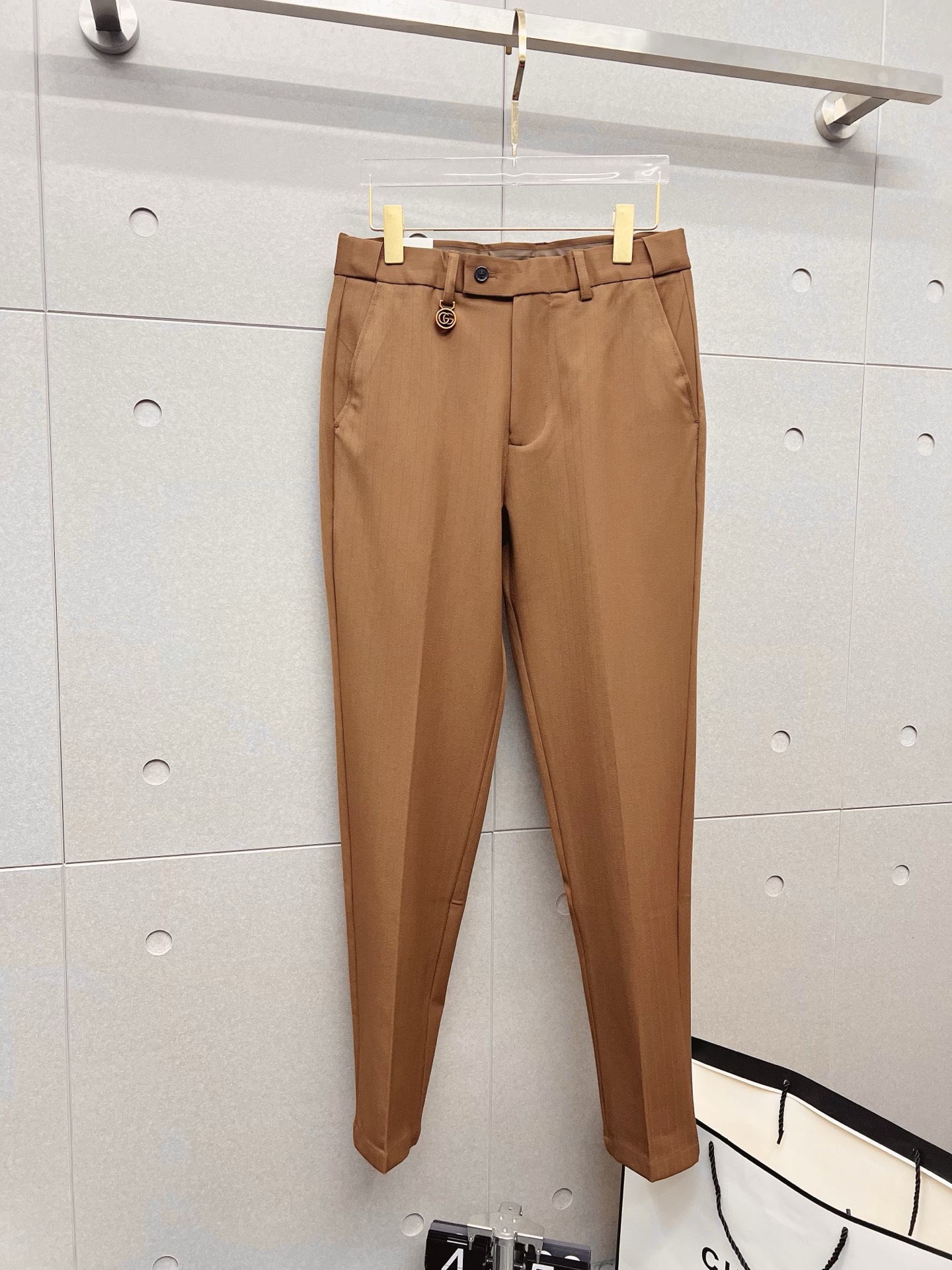 NO:657853,GUCCI Gucci casual pants and trousers 2025SS autumn and winter new style. Special fabric for advanced custom pants. Customized original hardware. Made with heavy craftsmanship. Fine turning and routing. Customized fabric. Soft and comfortable. Remarkable texture. Exquisite accessories. Excellent upper body effect. Complete three standards. Standard size 29-38, no 35,,gucci,alexander wang19860909GUCCI 古奇 休闲裤 西裤2025SS秋冬新款 高级定制裤子专用面料 定制原版五金 重工工艺打造 车工走线精细 定制面料 柔软舒适 质感显著 辅料精美 上身效果超赞 三标齐全 标准尺码29-38,无35,,gucci,alexander wang,Men's clothing