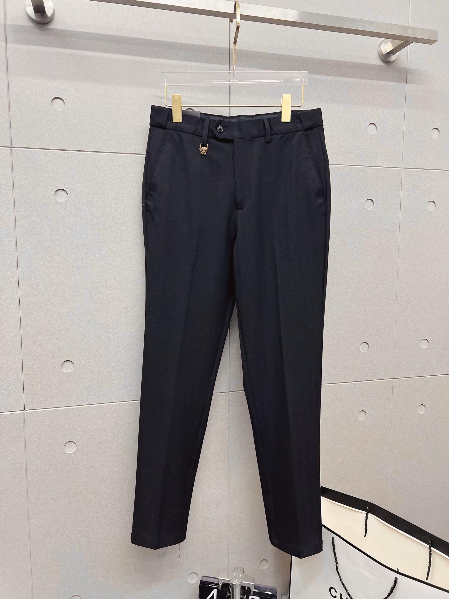 NO:657857,Versace casual pants, trousers 2025SS autumn and winter new style, special fabric for advanced custom pants, customized original hardware, heavy craftsmanship, fine lathe wiring, customized fabric, soft and comfortable, significant texture, exquisite accessories, great upper body effect, complete three standards, standard size 29-38, no 35,,versace,alexander wang19860909范思哲 休闲裤 西裤2025SS秋冬新款 高级定制裤子专用面料 定制原版五金 重工工艺打造 车工走线精细 定制面料 柔软舒适 质感显著 辅料精美 上身效果超赞 三标齐全 标准尺码29-38,无35,,versace,alexander wang,Men's clothing