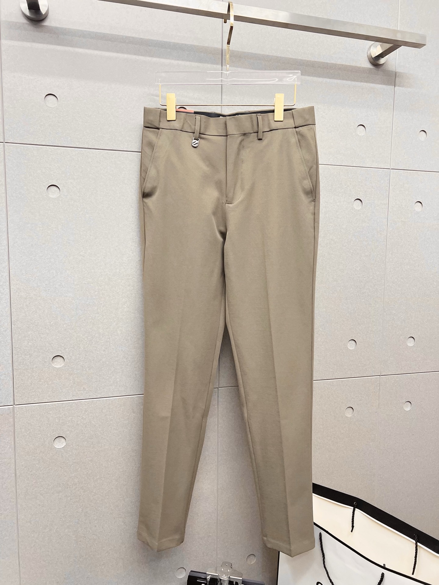 NO:657861,Zegna casual pants, trousers 2025SS autumn and winter new style, special fabric for advanced custom pants, customized original hardware, heavy craftsmanship, fine turning and wiring, customized fabric, soft and comfortable, significant texture, exquisite accessories, excellent upper body effect, complete three standards, standard size 29-38, no 35,,zegna,alexander wang19860909杰尼亚 休闲裤 西裤2025SS秋冬新款 高级定制裤子专用面料 定制原版五金 重工工艺打造 车工走线精细 定制面料 柔软舒适 质感显著 辅料精美 上身效果超赞 三标齐全 标准尺码29-38,无35,,zegna,alexander wang,Men's clothing