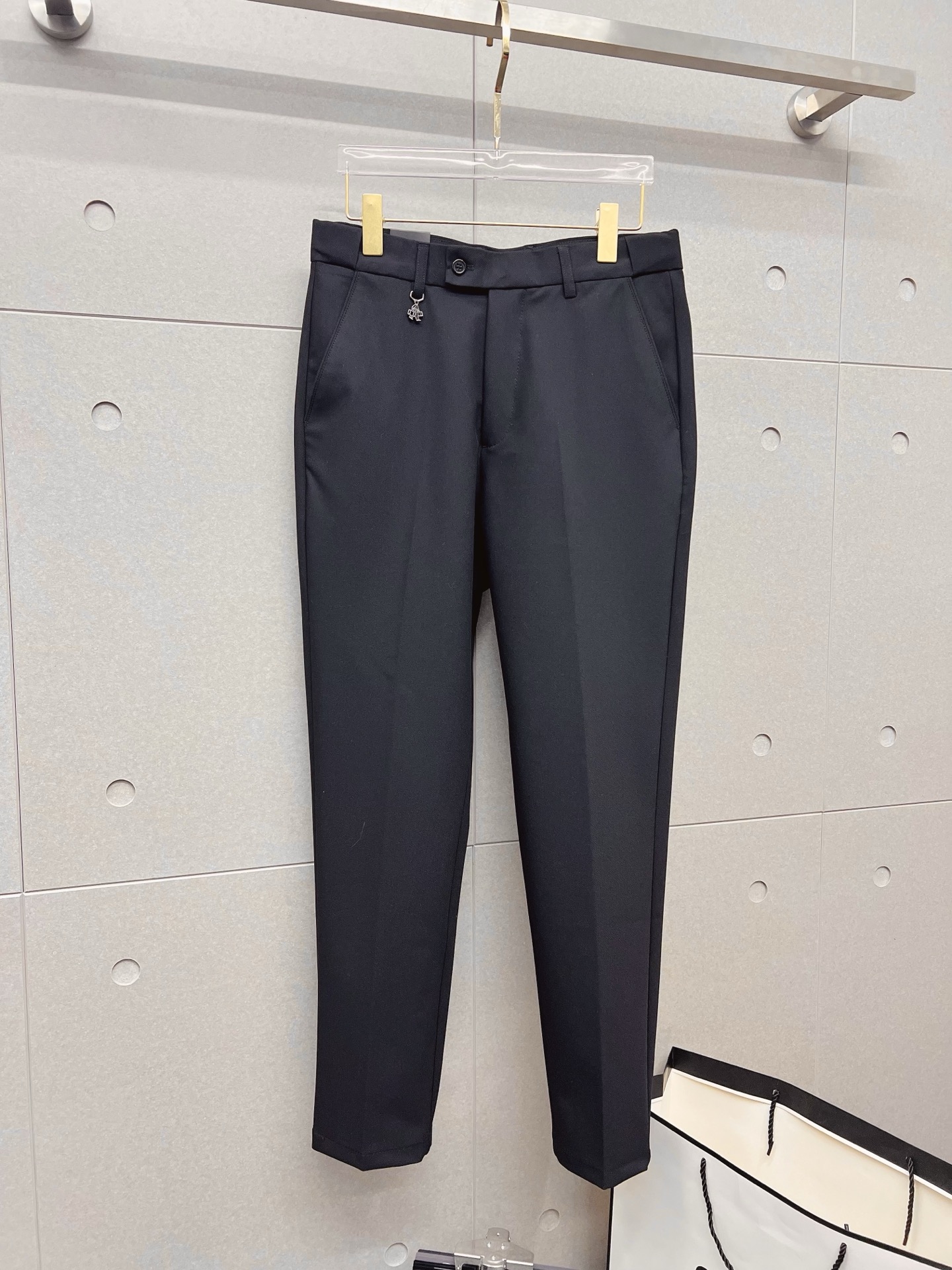 NO:657873,PRADA Casual pants, trousers 2025SS autumn and winter new style, special fabric for advanced custom pants, customized original hardware, heavy craftsmanship, fine turning and wiring, customized fabric, soft and comfortable, significant texture, exquisite accessories, great upper body effect, complete three standards, standard size 29-38, no 35,, prada, prada, alexander wang19860909PRADA 普拉达 休闲裤 西裤2025SS秋冬新款 高级定制裤子专用面料 定制原版五金 重工工艺打造 车工走线精细 定制面料 柔软舒适 质感显著 辅料精美 上身效果超赞 三标齐全 标准尺码29-38,无35,,prada,prada,alexander wang,Men's clothing